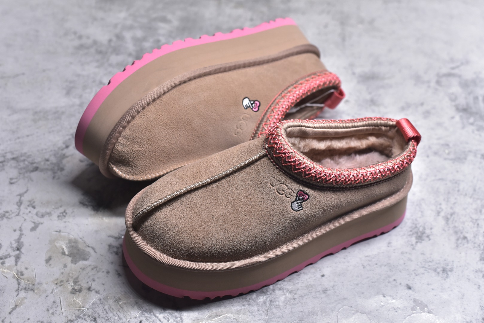 图片[7]-#X1 全网最齐 ugg 130+配色 市面顶级版本 UGG Tazz民族风厚底女款 小红书爆款 广州外贸大厂生产 鞋头到鞋垫真羊皮毛一体 独立外盒包装 芯片 带防水工艺 区别市面任何版本 5cm厚底 独立原版开发大底 羊绒鞋垫 冬季保暖外出 家居都是很适合的选择 进年uug推出款式系列 局部偏向年轻消费者喜好 也走到时尚潮流穿搭的前沿 鞋身材质 防泼水涂层翻毛皮鞋面 17毫米UGGPURE™植入式羊毛内底 轻便防滑舒适橡胶外底 带有品牌LOGO商标 带全套包装 尺码： 35 36 37 38 39 40-选品中心