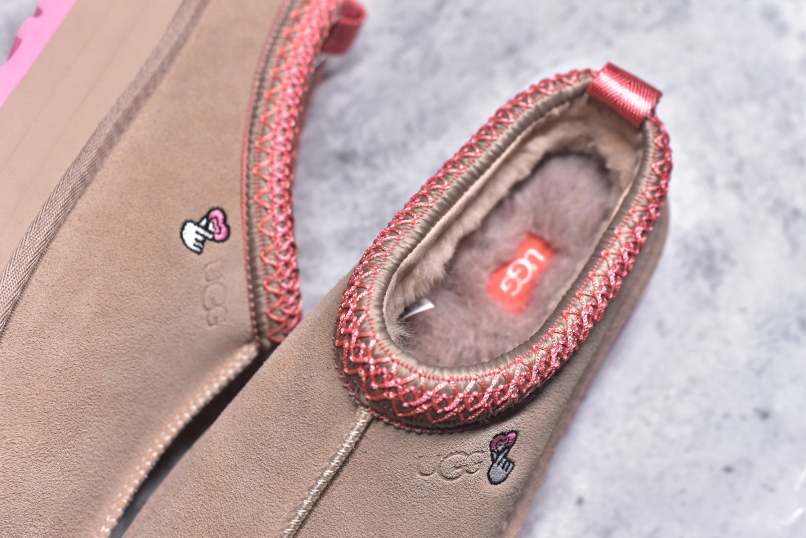 图片[9]-#X1 全网最齐 ugg 130+配色 市面顶级版本 UGG Tazz民族风厚底女款 小红书爆款 广州外贸大厂生产 鞋头到鞋垫真羊皮毛一体 独立外盒包装 芯片 带防水工艺 区别市面任何版本 5cm厚底 独立原版开发大底 羊绒鞋垫 冬季保暖外出 家居都是很适合的选择 进年uug推出款式系列 局部偏向年轻消费者喜好 也走到时尚潮流穿搭的前沿 鞋身材质 防泼水涂层翻毛皮鞋面 17毫米UGGPURE™植入式羊毛内底 轻便防滑舒适橡胶外底 带有品牌LOGO商标 带全套包装 尺码： 35 36 37 38 39 40-选品中心