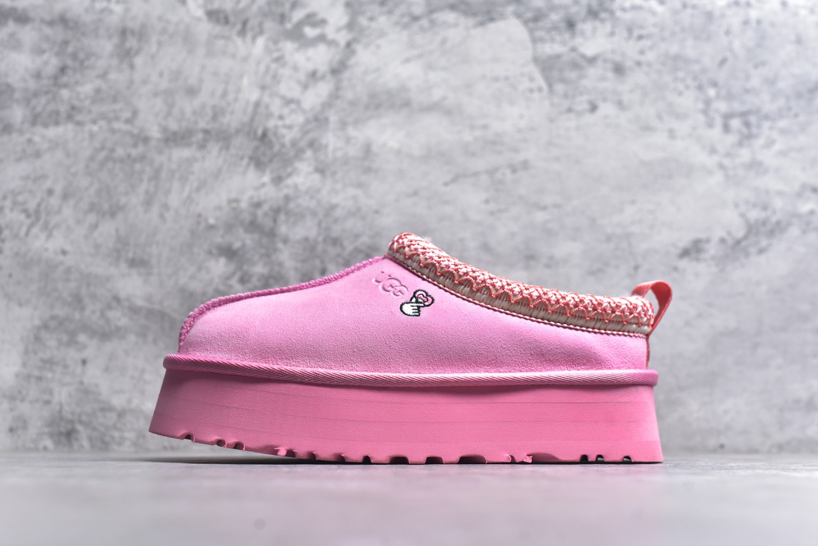 #X1 全网最齐 ugg 130+配色 市面顶级版本 UGG Tazz民族风厚底女款 小红书爆款 广州外贸大厂生产 鞋头到鞋垫真羊皮毛一体 独立外盒包装 芯片 带防水工艺 区别市面任何版本 5cm厚底 独立原版开发大底 羊绒鞋垫 冬季保暖外出 家居都是很适合的选择 进年uug推出款式系列 局部偏向年轻消费者喜好 也走到时尚潮流穿搭的前沿 鞋身材质 防泼水涂层翻毛皮鞋面 17毫米UGGPURE™植入式羊毛内底 轻便防滑舒适橡胶外底 带有品牌LOGO商标 带全套包装 尺码： 35 36 37 38 39 40-选品中心