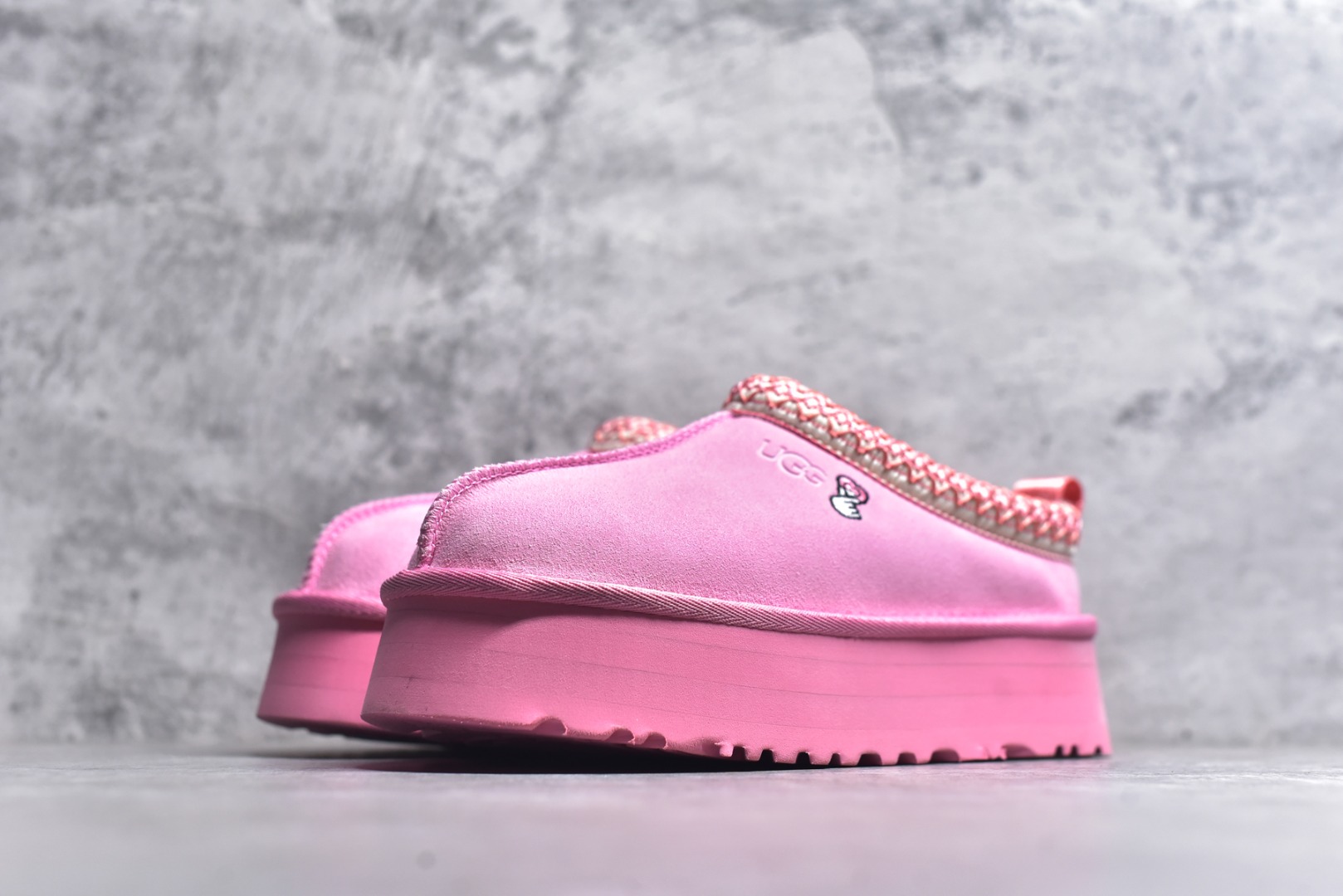 图片[2]-#X1 全网最齐 ugg 130+配色 市面顶级版本 UGG Tazz民族风厚底女款 小红书爆款 广州外贸大厂生产 鞋头到鞋垫真羊皮毛一体 独立外盒包装 芯片 带防水工艺 区别市面任何版本 5cm厚底 独立原版开发大底 羊绒鞋垫 冬季保暖外出 家居都是很适合的选择 进年uug推出款式系列 局部偏向年轻消费者喜好 也走到时尚潮流穿搭的前沿 鞋身材质 防泼水涂层翻毛皮鞋面 17毫米UGGPURE™植入式羊毛内底 轻便防滑舒适橡胶外底 带有品牌LOGO商标 带全套包装 尺码： 35 36 37 38 39 40-选品中心