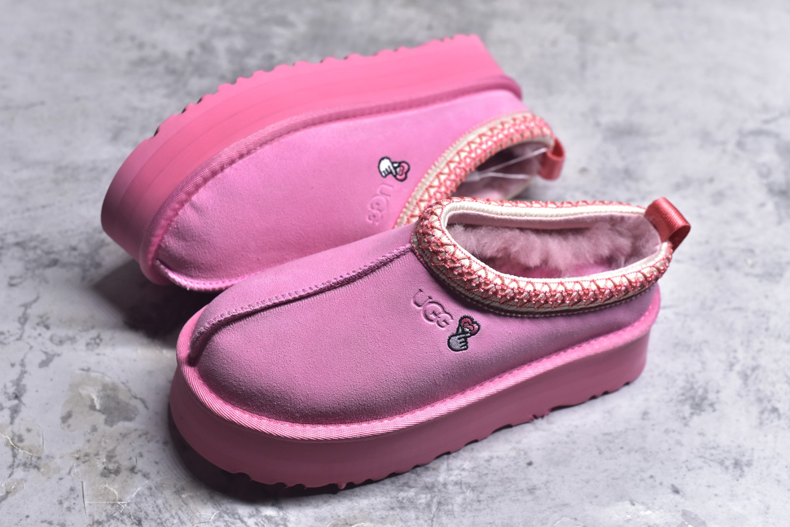 图片[7]-#X1 全网最齐 ugg 130+配色 市面顶级版本 UGG Tazz民族风厚底女款 小红书爆款 广州外贸大厂生产 鞋头到鞋垫真羊皮毛一体 独立外盒包装 芯片 带防水工艺 区别市面任何版本 5cm厚底 独立原版开发大底 羊绒鞋垫 冬季保暖外出 家居都是很适合的选择 进年uug推出款式系列 局部偏向年轻消费者喜好 也走到时尚潮流穿搭的前沿 鞋身材质 防泼水涂层翻毛皮鞋面 17毫米UGGPURE™植入式羊毛内底 轻便防滑舒适橡胶外底 带有品牌LOGO商标 带全套包装 尺码： 35 36 37 38 39 40-选品中心