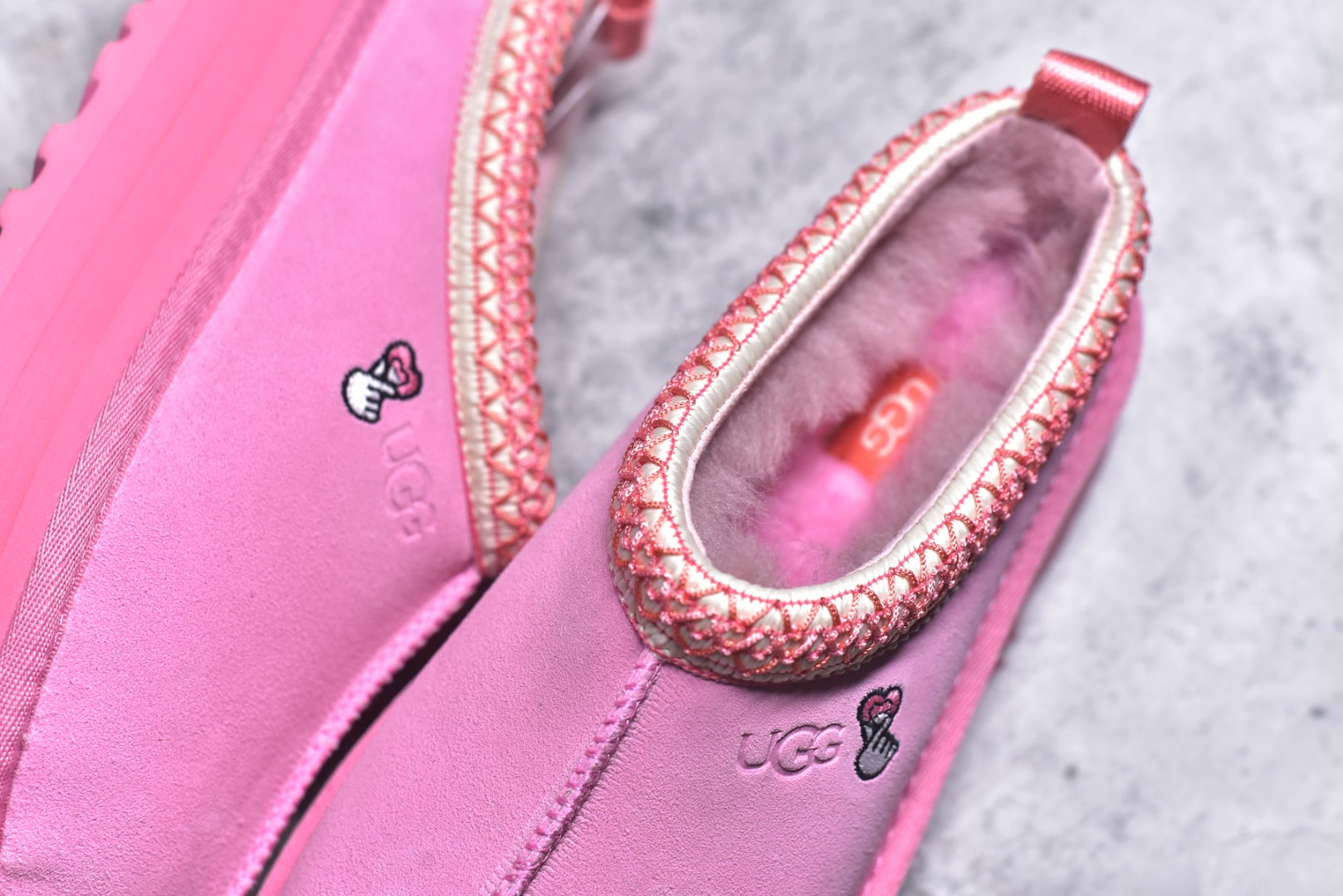 图片[9]-#X1 全网最齐 ugg 130+配色 市面顶级版本 UGG Tazz民族风厚底女款 小红书爆款 广州外贸大厂生产 鞋头到鞋垫真羊皮毛一体 独立外盒包装 芯片 带防水工艺 区别市面任何版本 5cm厚底 独立原版开发大底 羊绒鞋垫 冬季保暖外出 家居都是很适合的选择 进年uug推出款式系列 局部偏向年轻消费者喜好 也走到时尚潮流穿搭的前沿 鞋身材质 防泼水涂层翻毛皮鞋面 17毫米UGGPURE™植入式羊毛内底 轻便防滑舒适橡胶外底 带有品牌LOGO商标 带全套包装 尺码： 35 36 37 38 39 40-选品中心