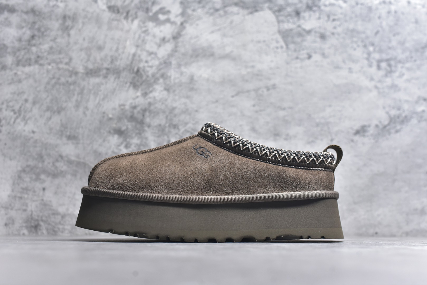 #X1 全网最齐 ugg 130+配色 市面顶级版本 UGG Tazz民族风厚底女款 小红书爆款 广州外贸大厂生产 鞋头到鞋垫真羊皮毛一体 独立外盒包装 芯片 带防水工艺 区别市面任何版本 5cm厚底 独立原版开发大底 羊绒鞋垫 冬季保暖外出 家居都是很适合的选择 进年uug推出款式系列 局部偏向年轻消费者喜好 也走到时尚潮流穿搭的前沿 鞋身材质 防泼水涂层翻毛皮鞋面 17毫米UGGPURE™植入式羊毛内底 轻便防滑舒适橡胶外底 带有品牌LOGO商标 带全套包装 尺码： 35 36 37 38 39 40-选品中心