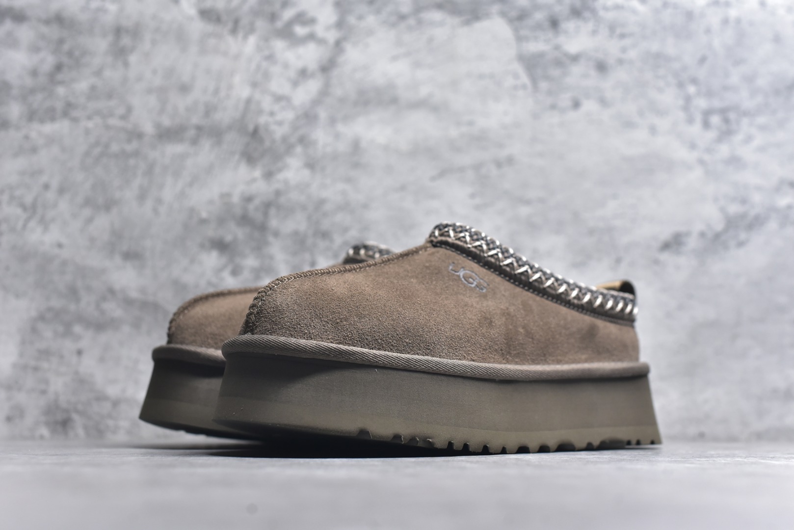 图片[2]-#X1 全网最齐 ugg 130+配色 市面顶级版本 UGG Tazz民族风厚底女款 小红书爆款 广州外贸大厂生产 鞋头到鞋垫真羊皮毛一体 独立外盒包装 芯片 带防水工艺 区别市面任何版本 5cm厚底 独立原版开发大底 羊绒鞋垫 冬季保暖外出 家居都是很适合的选择 进年uug推出款式系列 局部偏向年轻消费者喜好 也走到时尚潮流穿搭的前沿 鞋身材质 防泼水涂层翻毛皮鞋面 17毫米UGGPURE™植入式羊毛内底 轻便防滑舒适橡胶外底 带有品牌LOGO商标 带全套包装 尺码： 35 36 37 38 39 40-选品中心