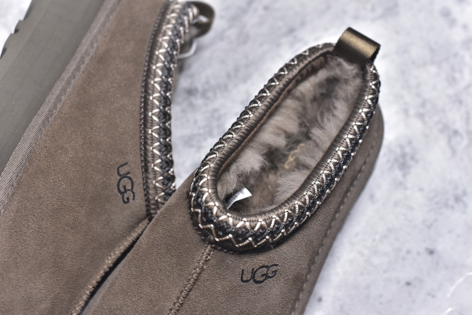 图片[9]-#X1 全网最齐 ugg 130+配色 市面顶级版本 UGG Tazz民族风厚底女款 小红书爆款 广州外贸大厂生产 鞋头到鞋垫真羊皮毛一体 独立外盒包装 芯片 带防水工艺 区别市面任何版本 5cm厚底 独立原版开发大底 羊绒鞋垫 冬季保暖外出 家居都是很适合的选择 进年uug推出款式系列 局部偏向年轻消费者喜好 也走到时尚潮流穿搭的前沿 鞋身材质 防泼水涂层翻毛皮鞋面 17毫米UGGPURE™植入式羊毛内底 轻便防滑舒适橡胶外底 带有品牌LOGO商标 带全套包装 尺码： 35 36 37 38 39 40-选品中心