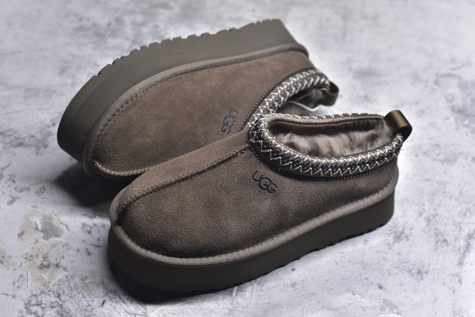 图片[7]-#X1 全网最齐 ugg 130+配色 市面顶级版本 UGG Tazz民族风厚底女款 小红书爆款 广州外贸大厂生产 鞋头到鞋垫真羊皮毛一体 独立外盒包装 芯片 带防水工艺 区别市面任何版本 5cm厚底 独立原版开发大底 羊绒鞋垫 冬季保暖外出 家居都是很适合的选择 进年uug推出款式系列 局部偏向年轻消费者喜好 也走到时尚潮流穿搭的前沿 鞋身材质 防泼水涂层翻毛皮鞋面 17毫米UGGPURE™植入式羊毛内底 轻便防滑舒适橡胶外底 带有品牌LOGO商标 带全套包装 尺码： 35 36 37 38 39 40-选品中心