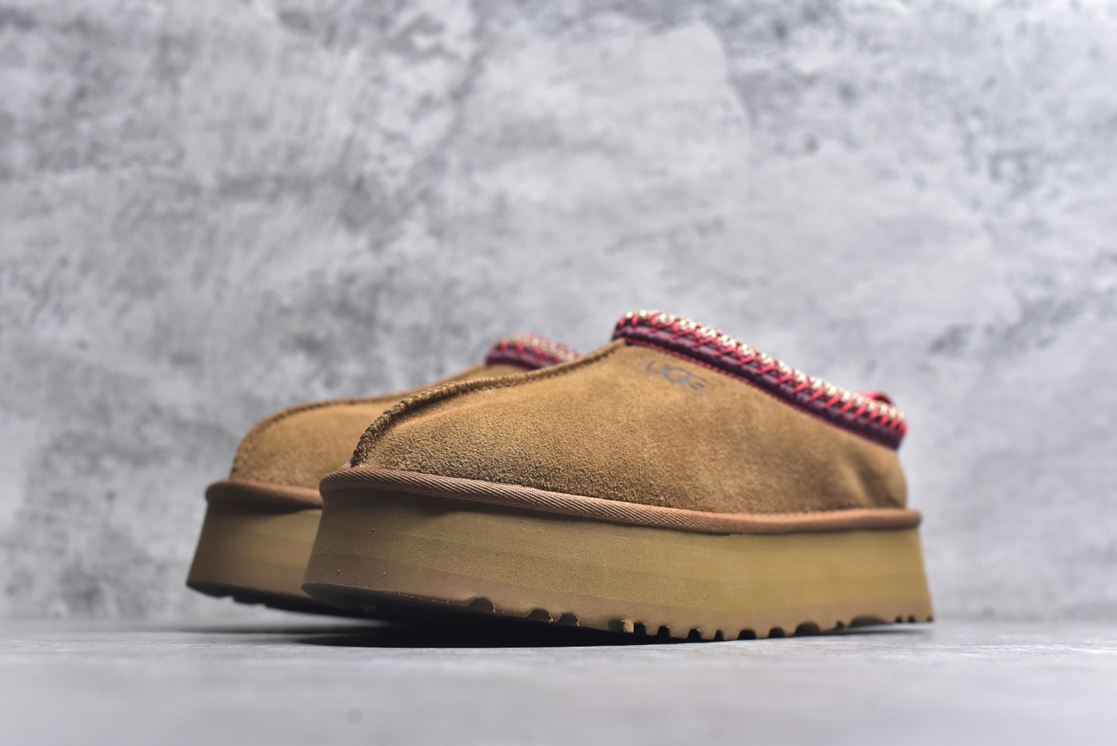 图片[2]-#X1 全网最齐 ugg 130+配色 市面顶级版本 UGG Tazz民族风厚底女款 小红书爆款 广州外贸大厂生产 鞋头到鞋垫真羊皮毛一体 独立外盒包装 芯片 带防水工艺 区别市面任何版本 5cm厚底 独立原版开发大底 羊绒鞋垫 冬季保暖外出 家居都是很适合的选择 进年uug推出款式系列 局部偏向年轻消费者喜好 也走到时尚潮流穿搭的前沿 鞋身材质 防泼水涂层翻毛皮鞋面 17毫米UGGPURE™植入式羊毛内底 轻便防滑舒适橡胶外底 带有品牌LOGO商标 带全套包装 尺码： 35 36 37 38 39 40-选品中心