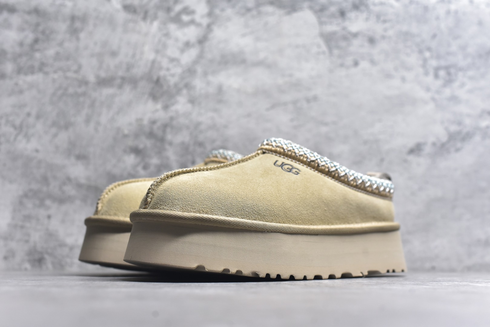 图片[2]-#X1 全网最齐 ugg 130+配色 市面顶级版本 UGG Tazz民族风厚底女款 小红书爆款 广州外贸大厂生产 鞋头到鞋垫真羊皮毛一体 独立外盒包装 芯片 带防水工艺 区别市面任何版本 5cm厚底 独立原版开发大底 羊绒鞋垫 冬季保暖外出 家居都是很适合的选择 进年uug推出款式系列 局部偏向年轻消费者喜好 也走到时尚潮流穿搭的前沿 鞋身材质 防泼水涂层翻毛皮鞋面 17毫米UGGPURE™植入式羊毛内底 轻便防滑舒适橡胶外底 带有品牌LOGO商标 带全套包装 尺码： 35 36 37 38 39 40-选品中心