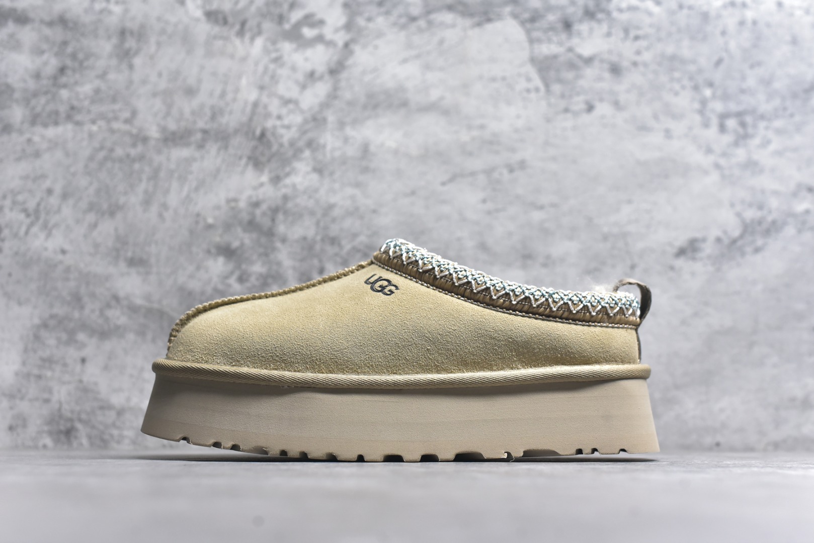 #X1 全网最齐 ugg 130+配色 市面顶级版本 UGG Tazz民族风厚底女款 小红书爆款 广州外贸大厂生产 鞋头到鞋垫真羊皮毛一体 独立外盒包装 芯片 带防水工艺 区别市面任何版本 5cm厚底 独立原版开发大底 羊绒鞋垫 冬季保暖外出 家居都是很适合的选择 进年uug推出款式系列 局部偏向年轻消费者喜好 也走到时尚潮流穿搭的前沿 鞋身材质 防泼水涂层翻毛皮鞋面 17毫米UGGPURE™植入式羊毛内底 轻便防滑舒适橡胶外底 带有品牌LOGO商标 带全套包装 尺码： 35 36 37 38 39 40-选品中心