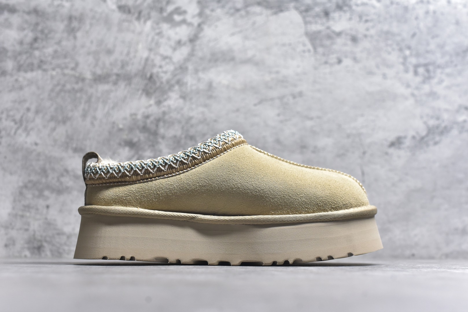 图片[3]-#X1 全网最齐 ugg 130+配色 市面顶级版本 UGG Tazz民族风厚底女款 小红书爆款 广州外贸大厂生产 鞋头到鞋垫真羊皮毛一体 独立外盒包装 芯片 带防水工艺 区别市面任何版本 5cm厚底 独立原版开发大底 羊绒鞋垫 冬季保暖外出 家居都是很适合的选择 进年uug推出款式系列 局部偏向年轻消费者喜好 也走到时尚潮流穿搭的前沿 鞋身材质 防泼水涂层翻毛皮鞋面 17毫米UGGPURE™植入式羊毛内底 轻便防滑舒适橡胶外底 带有品牌LOGO商标 带全套包装 尺码： 35 36 37 38 39 40-选品中心