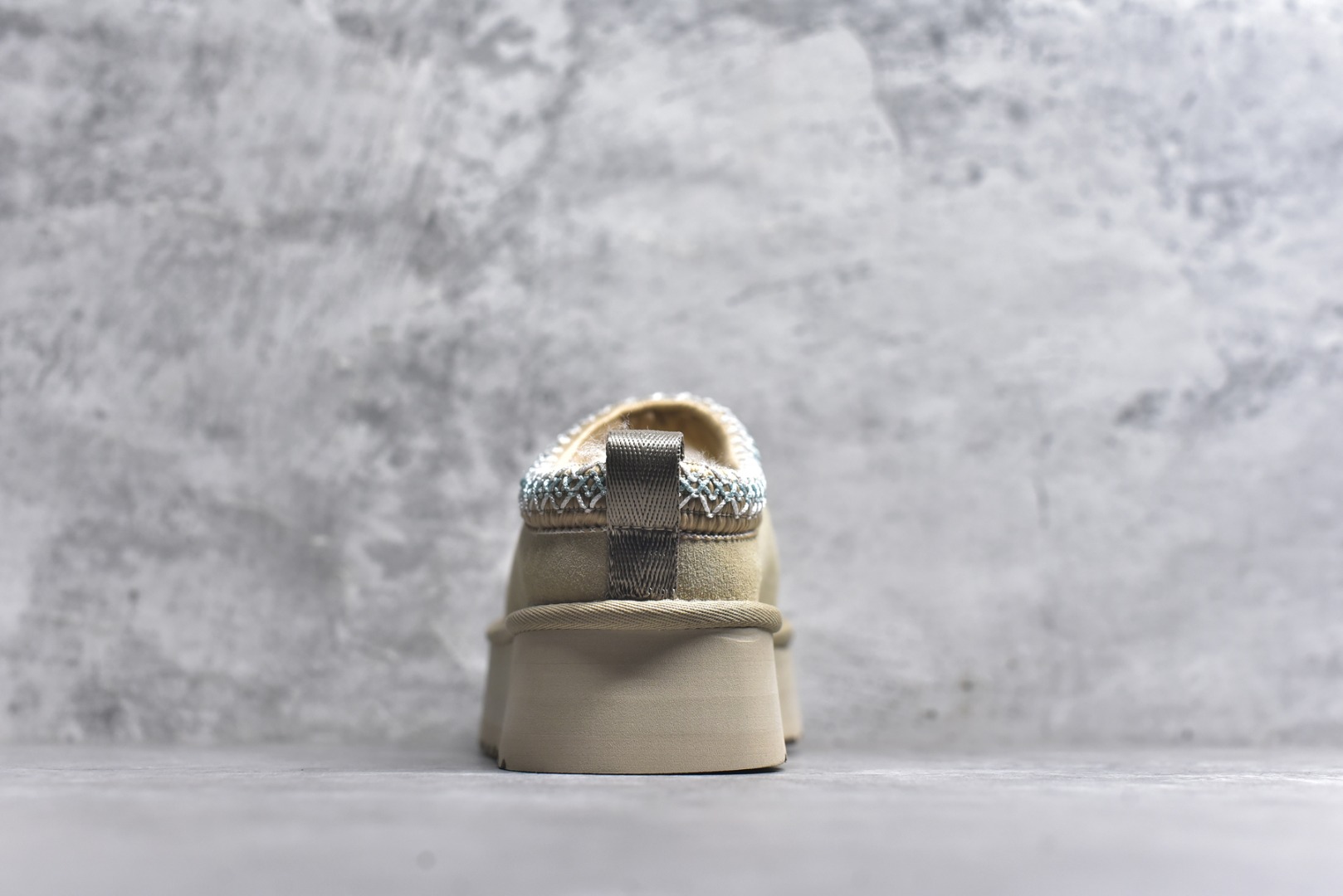 图片[5]-#X1 全网最齐 ugg 130+配色 市面顶级版本 UGG Tazz民族风厚底女款 小红书爆款 广州外贸大厂生产 鞋头到鞋垫真羊皮毛一体 独立外盒包装 芯片 带防水工艺 区别市面任何版本 5cm厚底 独立原版开发大底 羊绒鞋垫 冬季保暖外出 家居都是很适合的选择 进年uug推出款式系列 局部偏向年轻消费者喜好 也走到时尚潮流穿搭的前沿 鞋身材质 防泼水涂层翻毛皮鞋面 17毫米UGGPURE™植入式羊毛内底 轻便防滑舒适橡胶外底 带有品牌LOGO商标 带全套包装 尺码： 35 36 37 38 39 40-选品中心