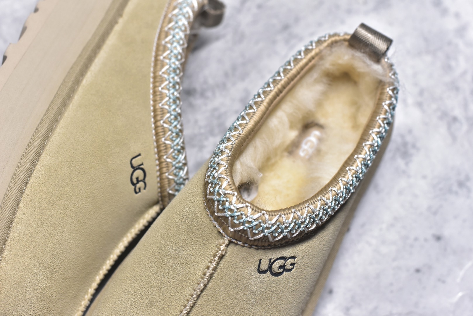 图片[9]-#X1 全网最齐 ugg 130+配色 市面顶级版本 UGG Tazz民族风厚底女款 小红书爆款 广州外贸大厂生产 鞋头到鞋垫真羊皮毛一体 独立外盒包装 芯片 带防水工艺 区别市面任何版本 5cm厚底 独立原版开发大底 羊绒鞋垫 冬季保暖外出 家居都是很适合的选择 进年uug推出款式系列 局部偏向年轻消费者喜好 也走到时尚潮流穿搭的前沿 鞋身材质 防泼水涂层翻毛皮鞋面 17毫米UGGPURE™植入式羊毛内底 轻便防滑舒适橡胶外底 带有品牌LOGO商标 带全套包装 尺码： 35 36 37 38 39 40-选品中心