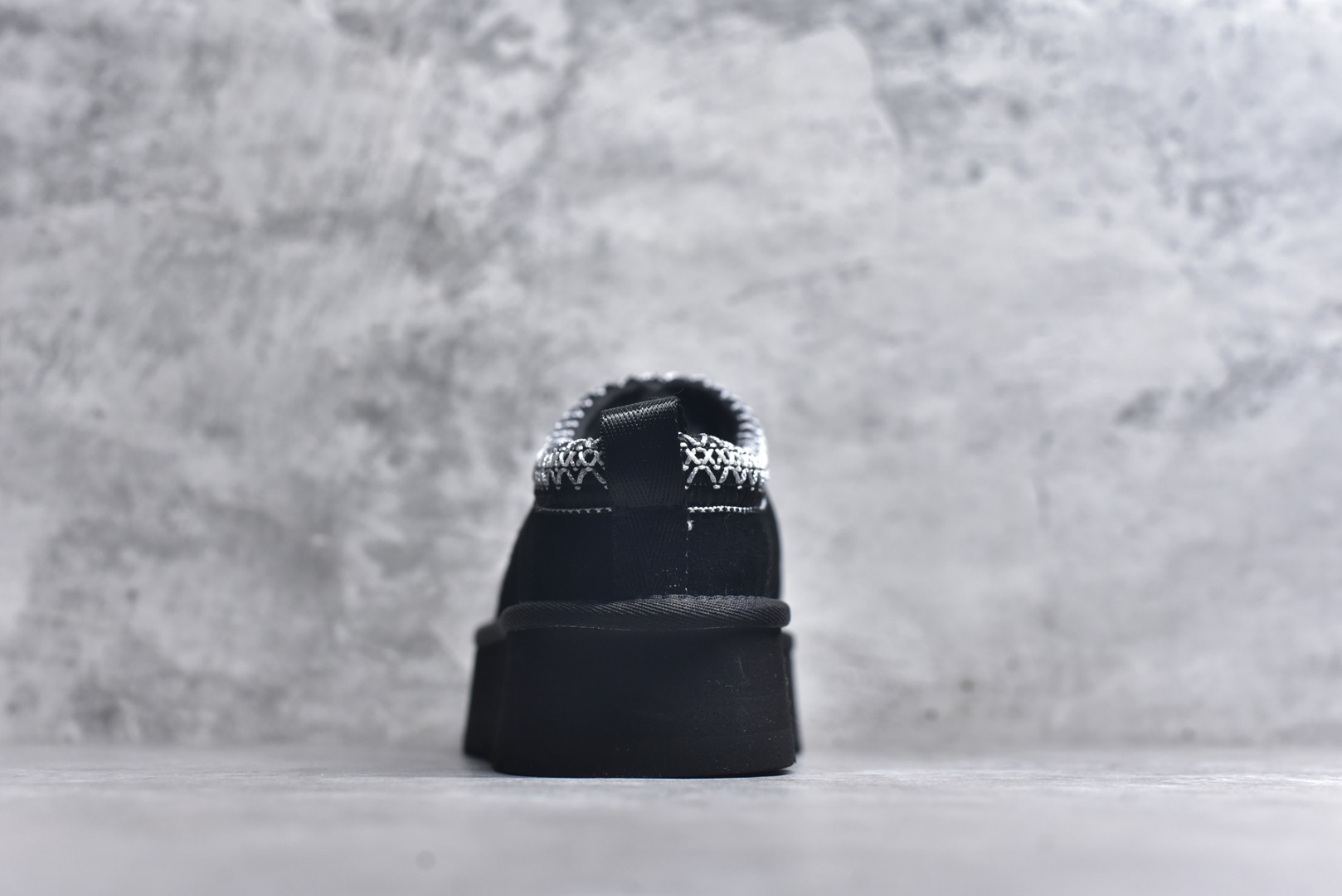 图片[5]-#X1 全网最齐 ugg 130+配色 市面顶级版本 UGG Tazz民族风厚底女款 小红书爆款 广州外贸大厂生产 鞋头到鞋垫真羊皮毛一体 独立外盒包装 芯片 带防水工艺 区别市面任何版本 5cm厚底 独立原版开发大底 羊绒鞋垫 冬季保暖外出 家居都是很适合的选择 进年uug推出款式系列 局部偏向年轻消费者喜好 也走到时尚潮流穿搭的前沿 鞋身材质 防泼水涂层翻毛皮鞋面 17毫米UGGPURE™植入式羊毛内底 轻便防滑舒适橡胶外底 带有品牌LOGO商标 带全套包装 尺码： 35 36 37 38 39 40-选品中心