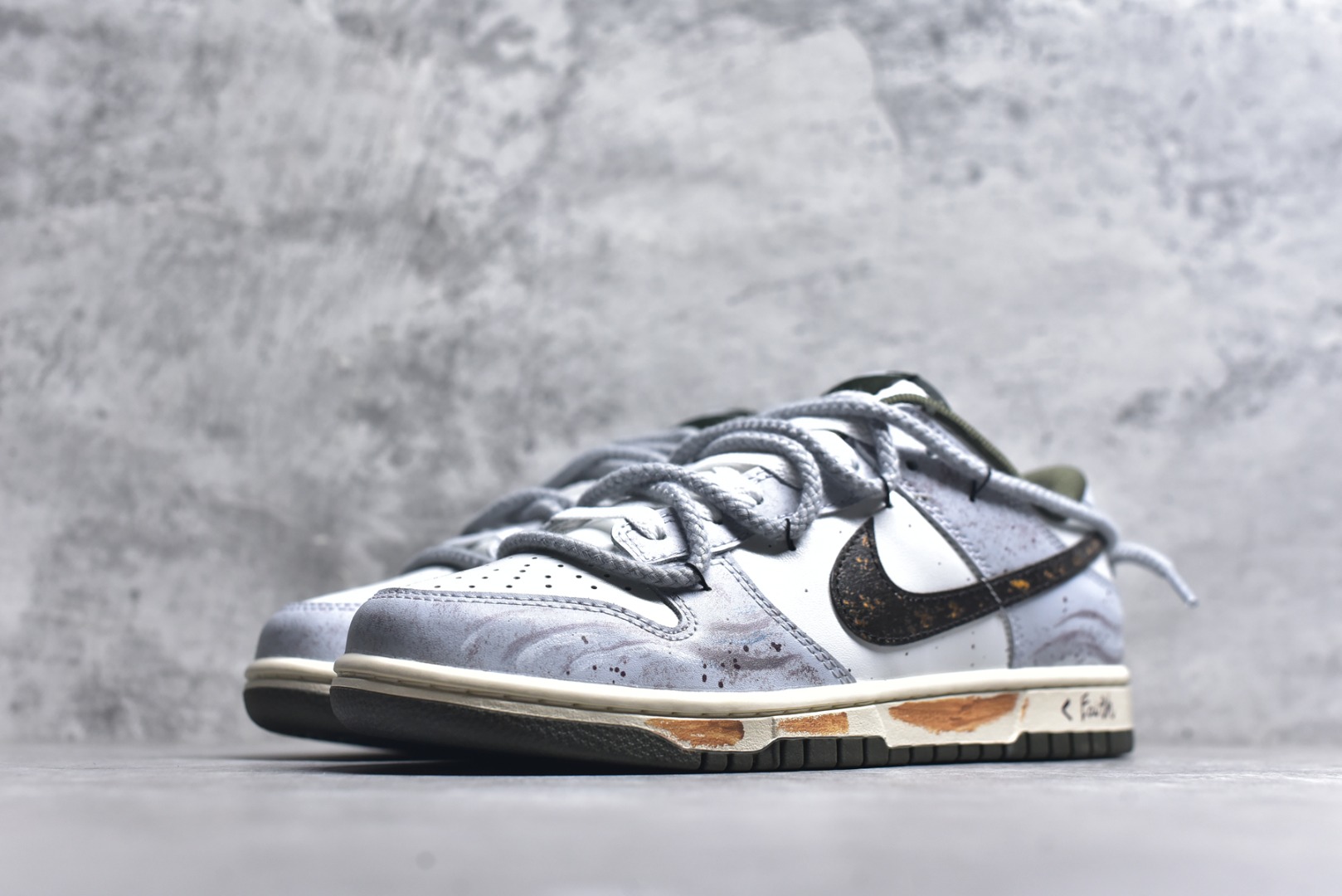 图片[2]-#Nike SB Dunk Low 绑带 周年高端定制 低帮休闲板鞋 HF5441-102 #定制鞋盒 大厂纯原品质出货 超高清洁度 皮料切割干净无任何毛边 细节完美 尺码：40 40.5 41 42 42.5 43 44 44.5 45 46-选品中心