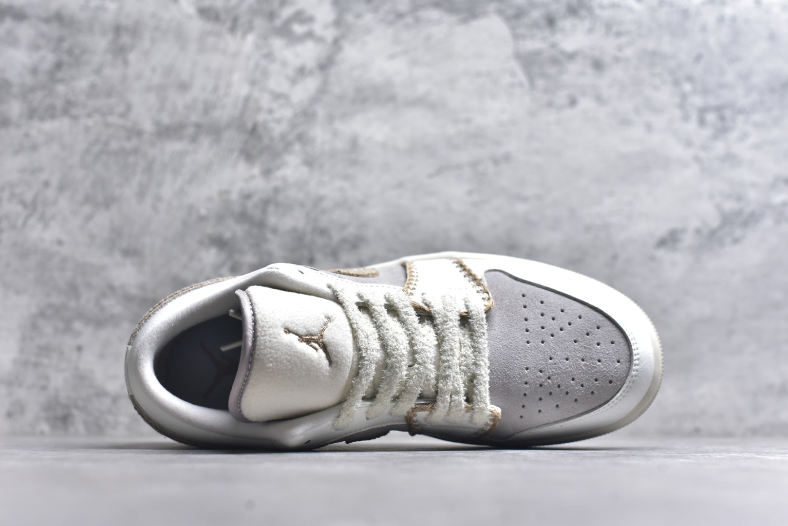 图片[4]-#Air Jordan AJ1 Low 低帮 HV4268-120 全新流水线出品 市场第二梯队最强版 全部原鞋开发 原楦原纸板开发 全鞋电脑针车 原厂内置全掌气垫 原盒内在原标 唯一Zp原版鞋带绑法 免检产品 全新2022版型 全头层皮料 完美零毛边处理 原厂配置全掌气垫 价格定位良心 新配色陆续出货 尺码：36-46-选品中心