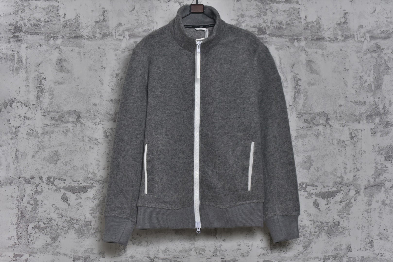 #CANADA GOOSE加拿大鹅白标立领抓绒夹克男款系列❗ 现货供应 全年售后❗ 温馨提示❗（只做高端产品） DF巅峰 踏上巅峰❗ 货号：7049M1-99 颜色：灰色 尺码：S. M. L. XL. XXL-选品中心