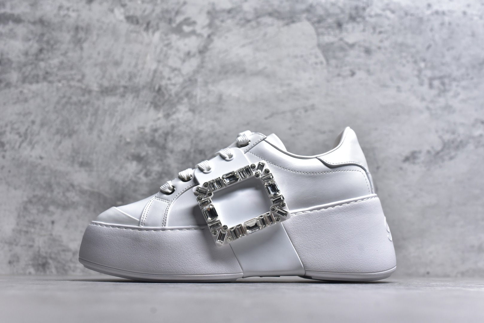 #Roger Vivier罗杰维维亚 Viv\' Skate Strass 牛皮 钻扣运动 低帮 时尚板鞋 女款 尺码 35 36 37 38 39 40-选品中心