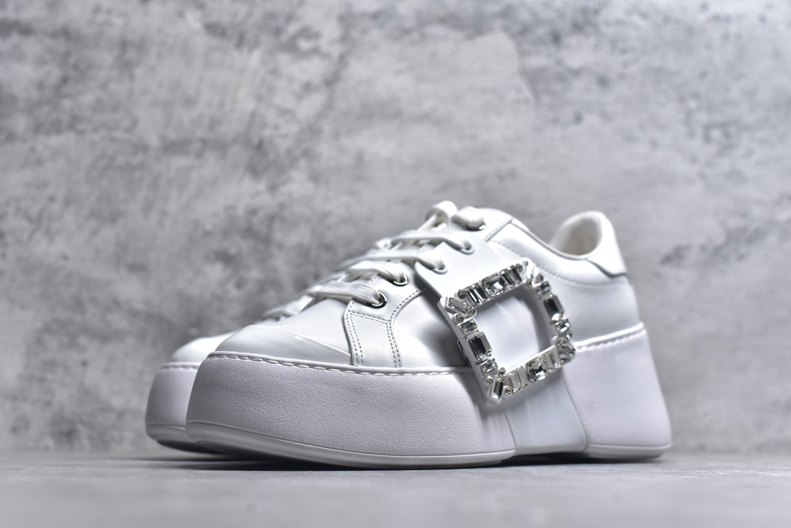 图片[2]-#Roger Vivier罗杰维维亚 Viv\’ Skate Strass 牛皮 钻扣运动 低帮 时尚板鞋 女款 尺码 35 36 37 38 39 40-选品中心