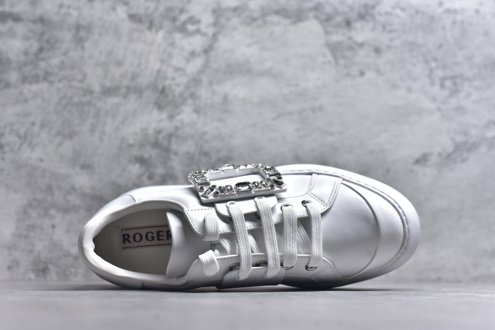 图片[4]-#Roger Vivier罗杰维维亚 Viv\’ Skate Strass 牛皮 钻扣运动 低帮 时尚板鞋 女款 尺码 35 36 37 38 39 40-选品中心