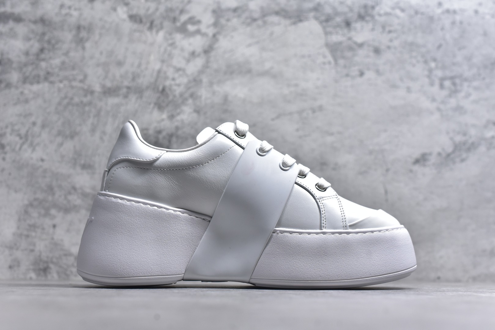 图片[3]-#Roger Vivier罗杰维维亚 Viv\’ Skate Strass 牛皮 钻扣运动 低帮 时尚板鞋 女款 尺码 35 36 37 38 39 40-选品中心