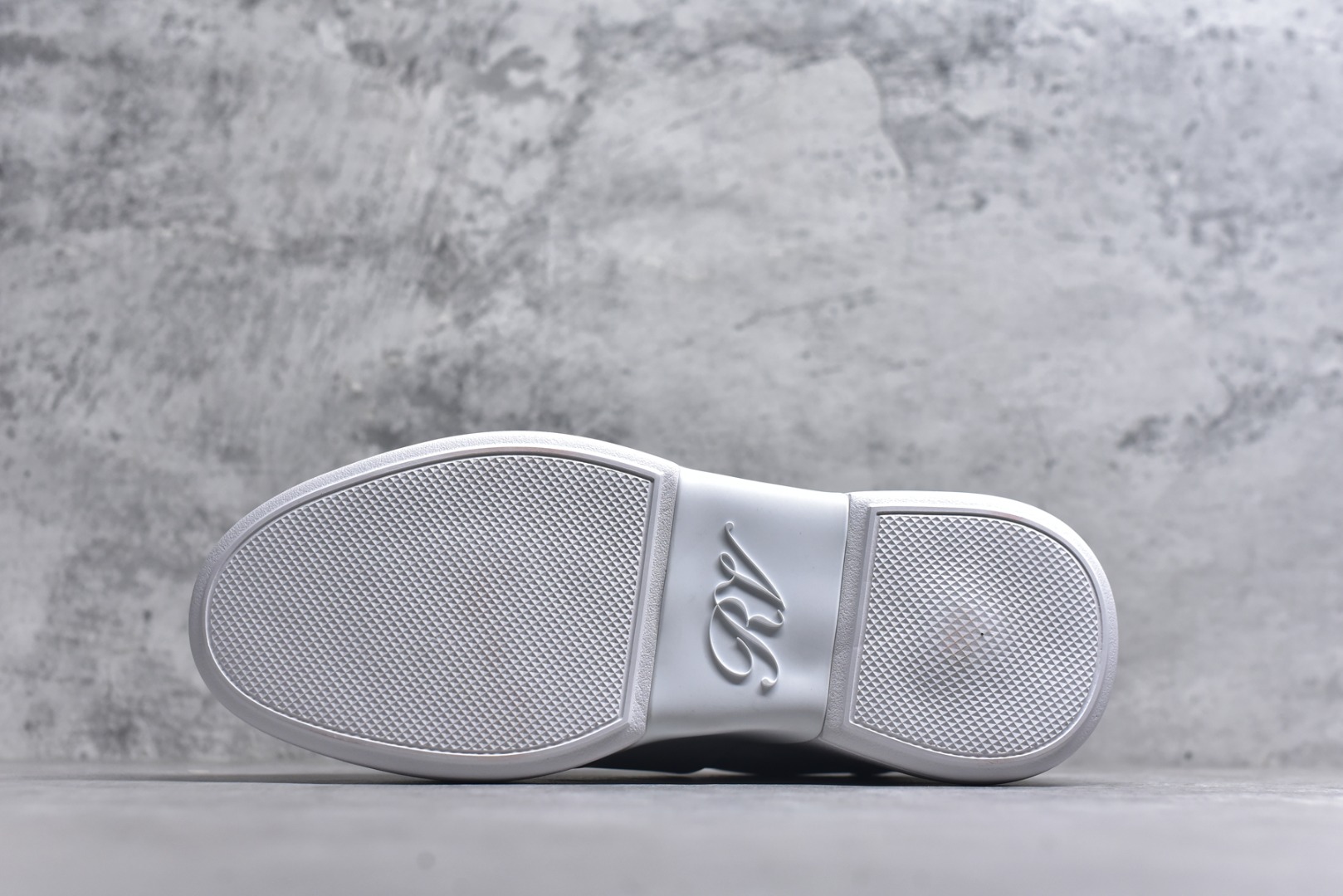 图片[6]-#Roger Vivier罗杰维维亚 Viv\’ Skate Strass 牛皮 钻扣运动 低帮 时尚板鞋 女款 尺码 35 36 37 38 39 40-选品中心