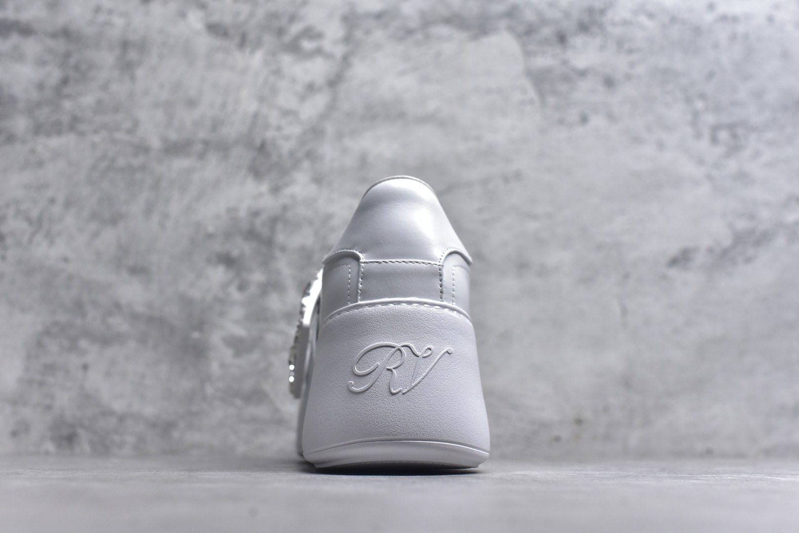 图片[5]-#Roger Vivier罗杰维维亚 Viv\’ Skate Strass 牛皮 钻扣运动 低帮 时尚板鞋 女款 尺码 35 36 37 38 39 40-选品中心