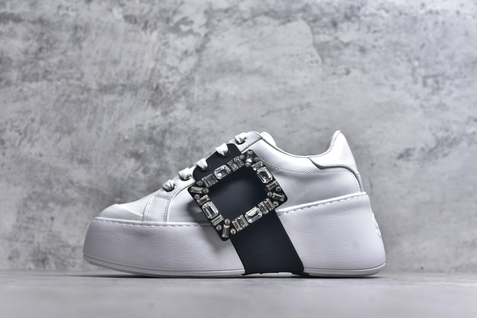 #Roger Vivier罗杰维维亚 Viv\' Skate Strass 牛皮 钻扣运动 低帮 时尚板鞋 女款 尺码 35 36 37 38 39 40-选品中心