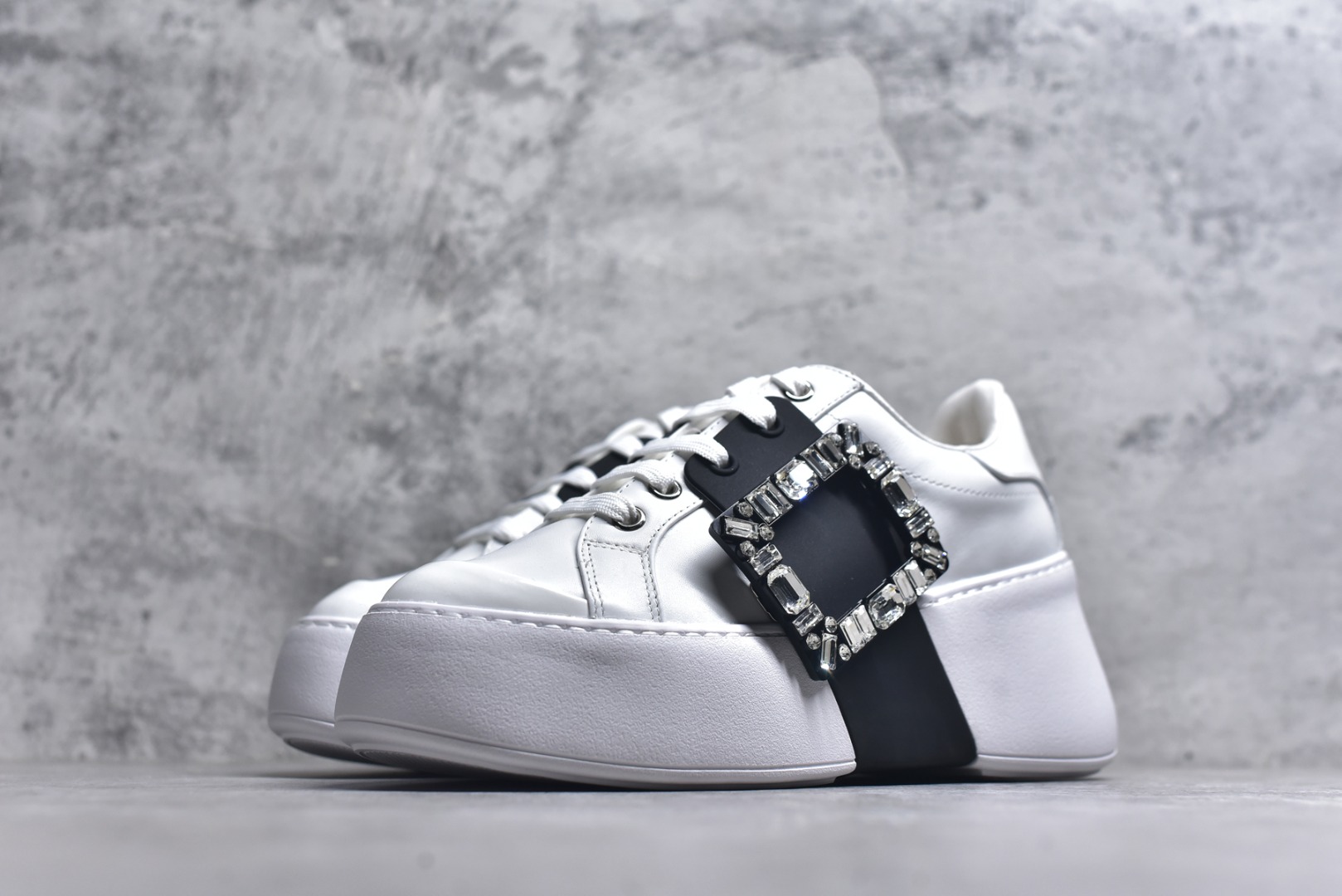 图片[2]-#Roger Vivier罗杰维维亚 Viv\’ Skate Strass 牛皮 钻扣运动 低帮 时尚板鞋 女款 尺码 35 36 37 38 39 40-选品中心