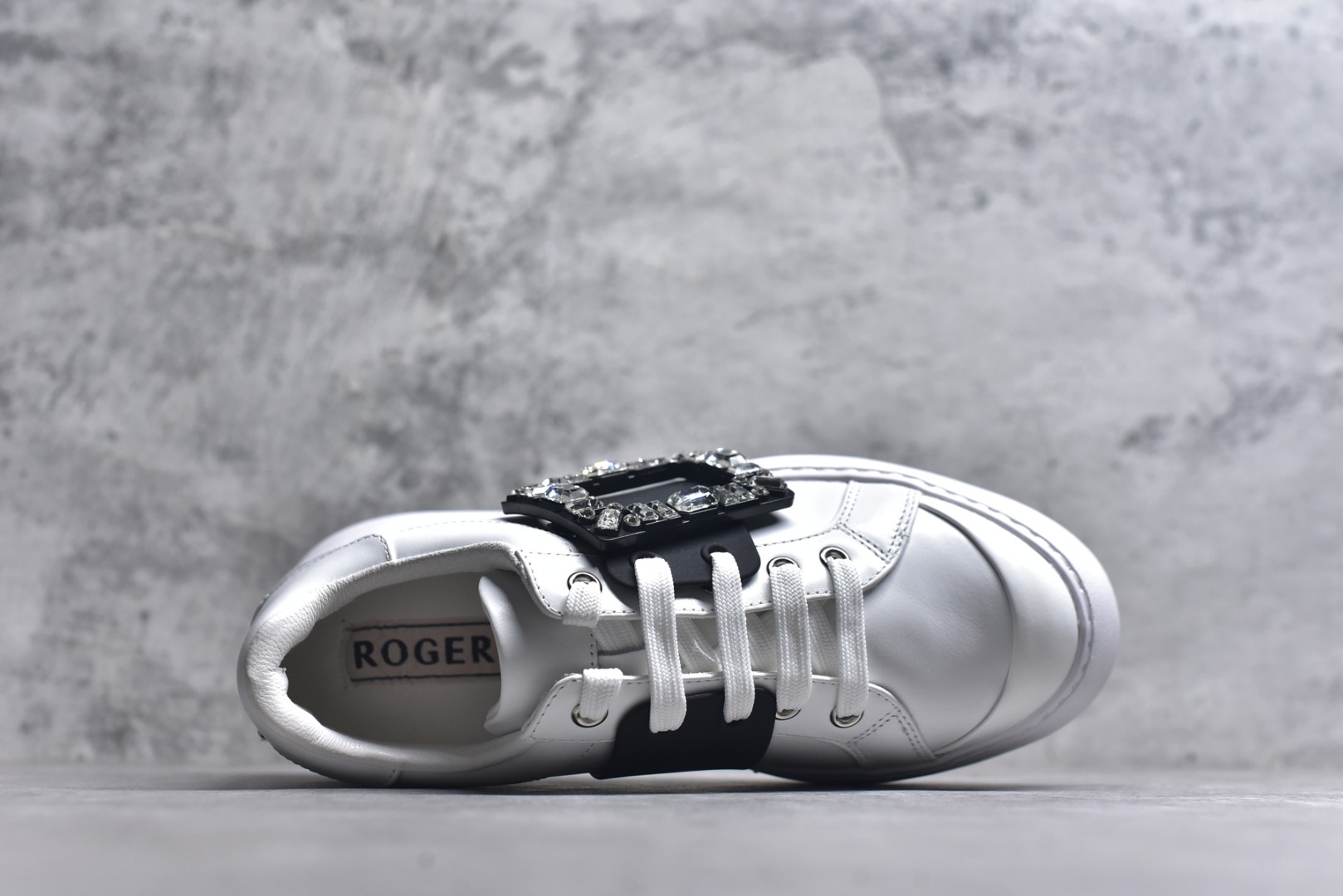 图片[4]-#Roger Vivier罗杰维维亚 Viv\’ Skate Strass 牛皮 钻扣运动 低帮 时尚板鞋 女款 尺码 35 36 37 38 39 40-选品中心