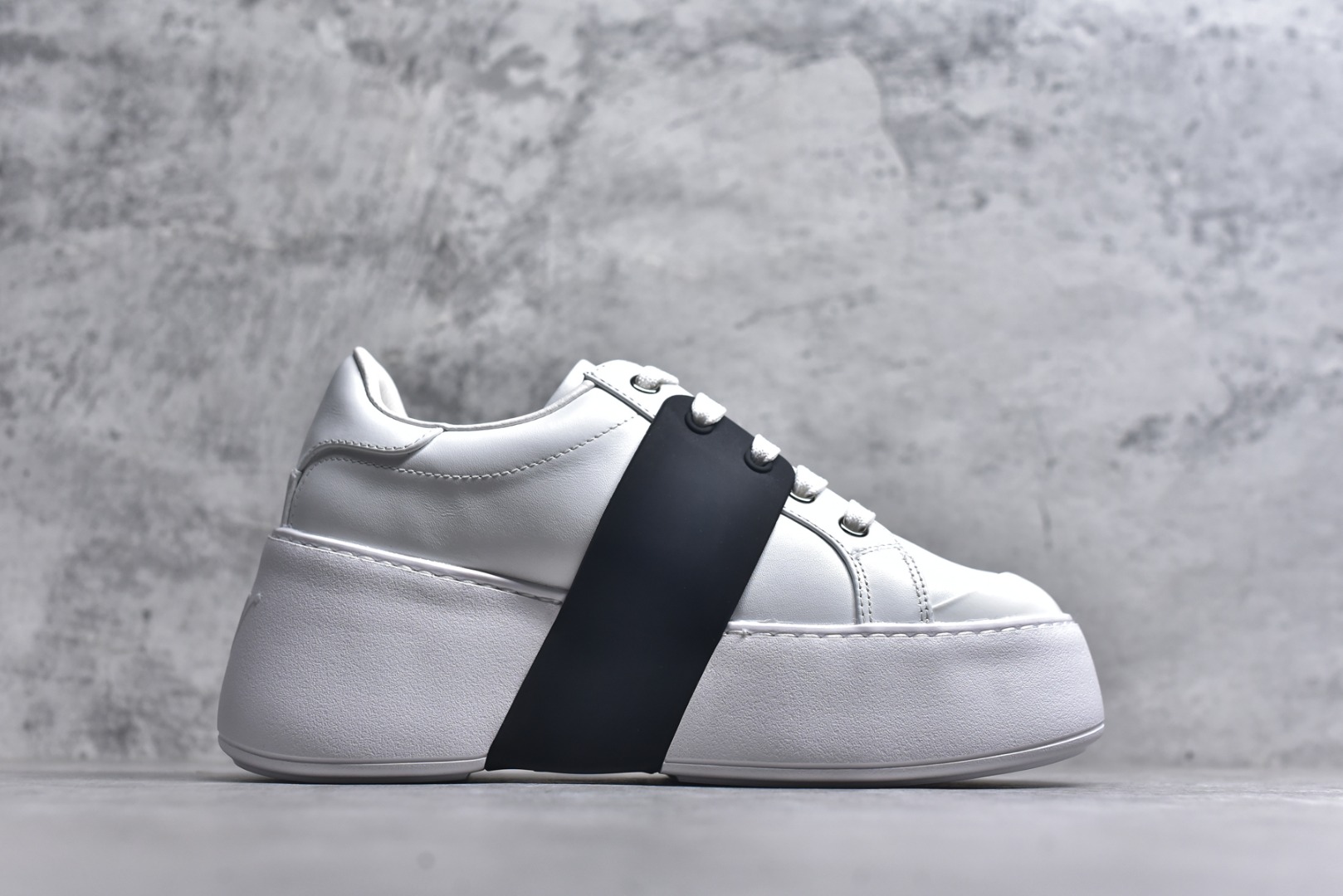 图片[3]-#Roger Vivier罗杰维维亚 Viv\’ Skate Strass 牛皮 钻扣运动 低帮 时尚板鞋 女款 尺码 35 36 37 38 39 40-选品中心