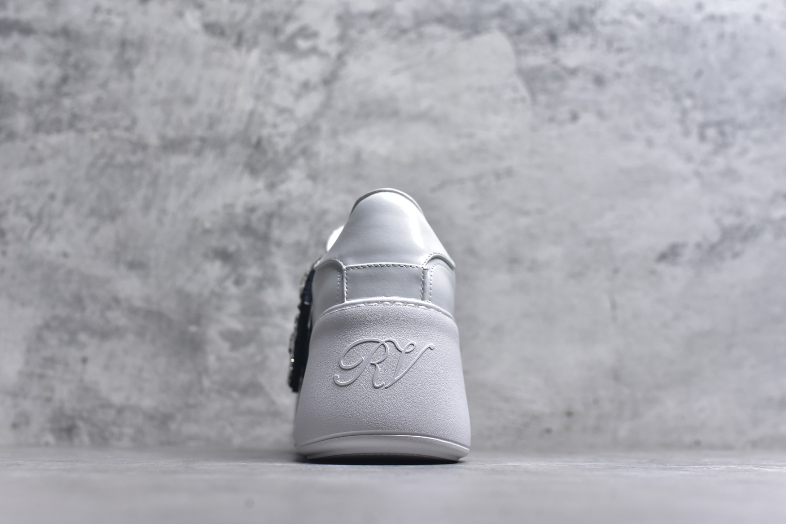 图片[5]-#Roger Vivier罗杰维维亚 Viv\’ Skate Strass 牛皮 钻扣运动 低帮 时尚板鞋 女款 尺码 35 36 37 38 39 40-选品中心