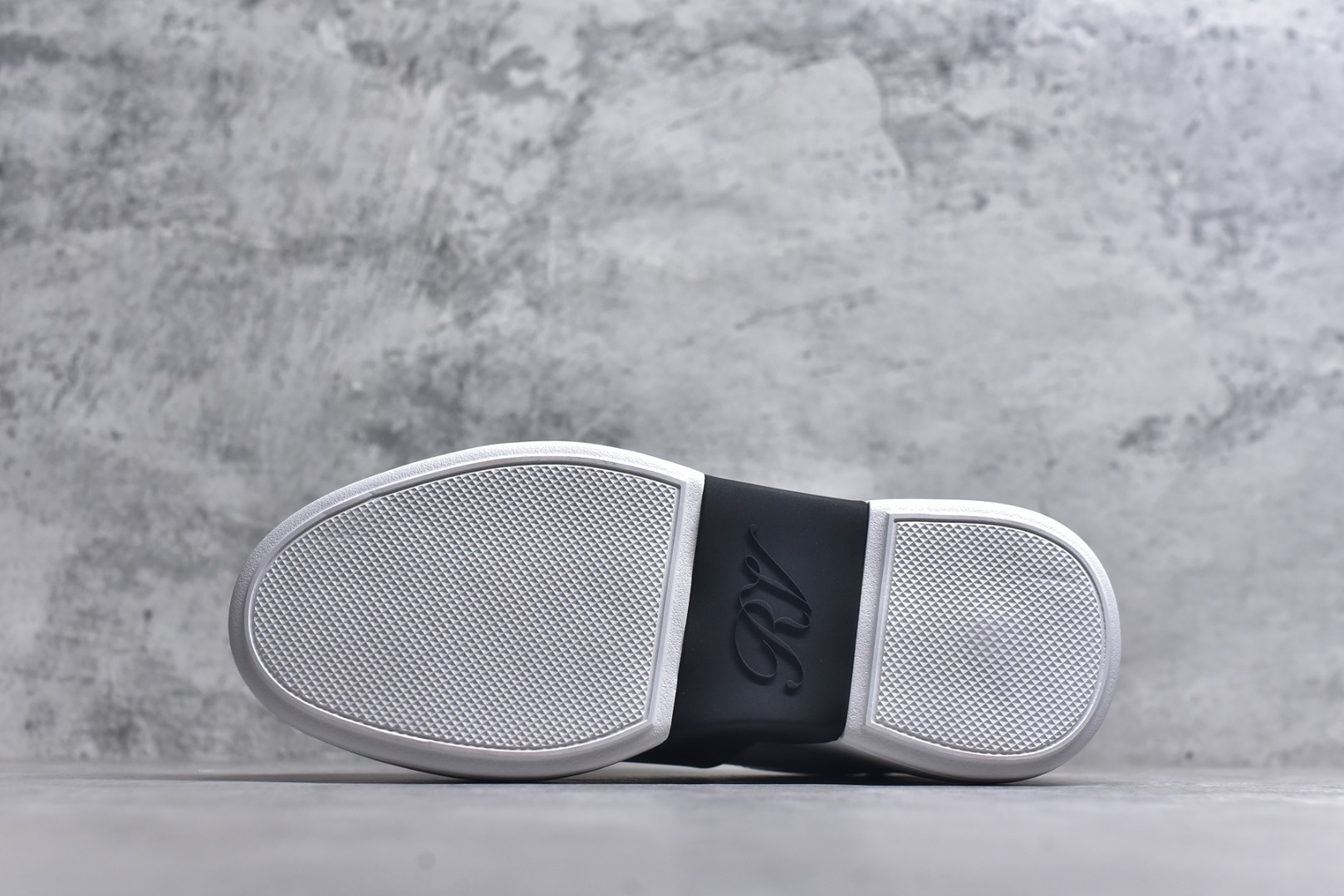 图片[6]-#Roger Vivier罗杰维维亚 Viv\’ Skate Strass 牛皮 钻扣运动 低帮 时尚板鞋 女款 尺码 35 36 37 38 39 40-选品中心