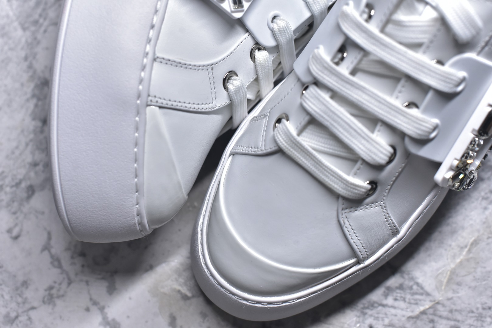 图片[8]-#Roger Vivier罗杰维维亚 Viv\’ Skate Strass 牛皮 钻扣运动 低帮 时尚板鞋 女款 尺码 35 36 37 38 39 40-选品中心