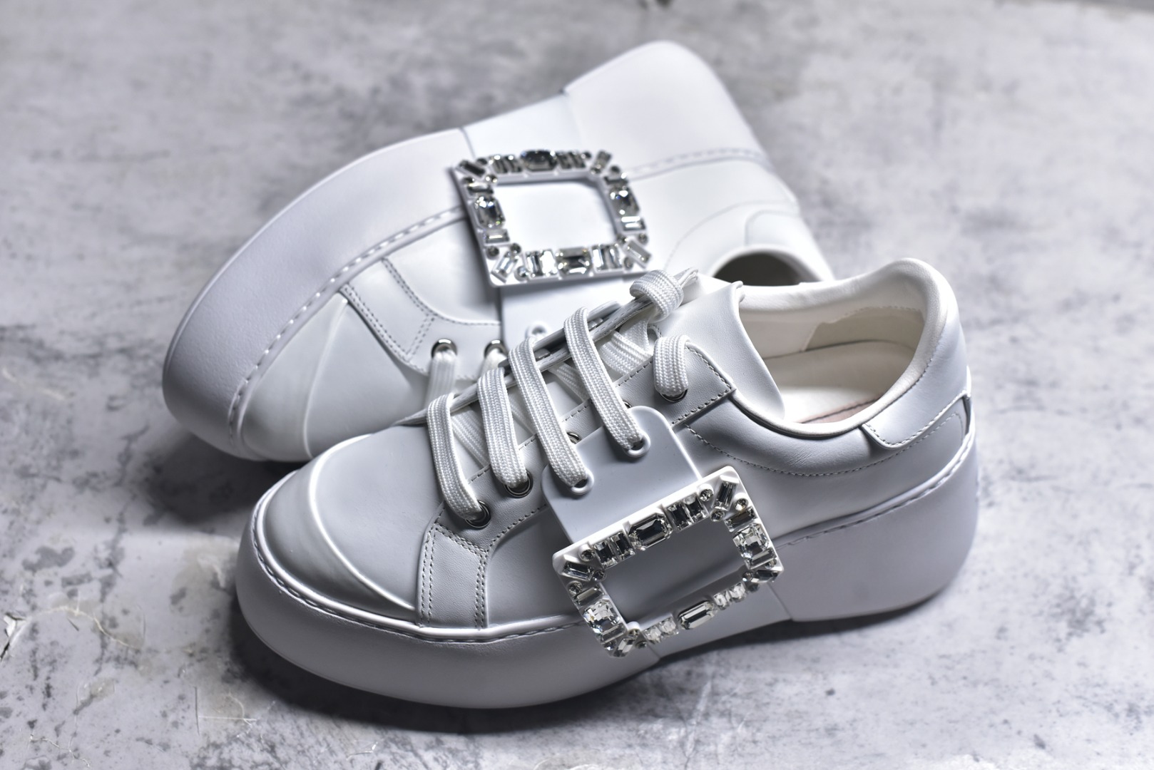 图片[7]-#Roger Vivier罗杰维维亚 Viv\’ Skate Strass 牛皮 钻扣运动 低帮 时尚板鞋 女款 尺码 35 36 37 38 39 40-选品中心