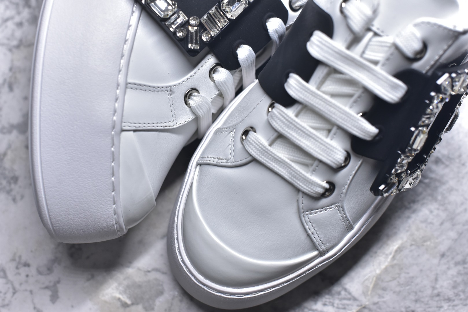 图片[8]-#Roger Vivier罗杰维维亚 Viv\’ Skate Strass 牛皮 钻扣运动 低帮 时尚板鞋 女款 尺码 35 36 37 38 39 40-选品中心