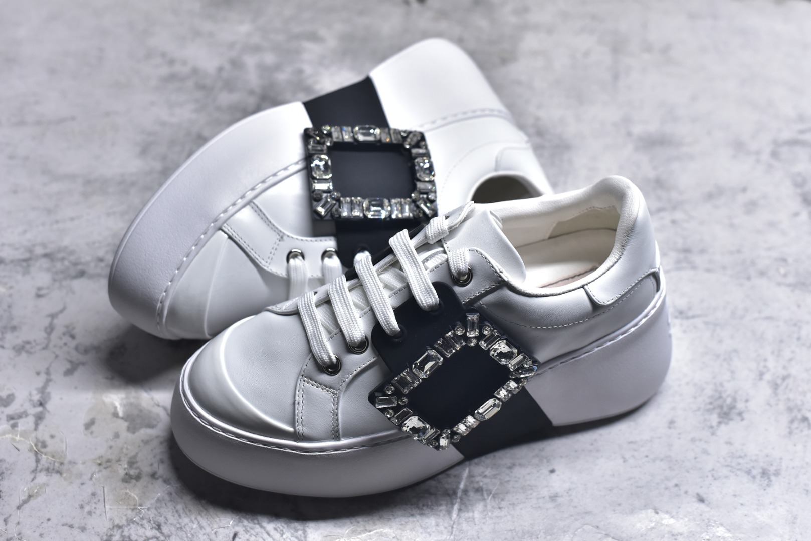 图片[7]-#Roger Vivier罗杰维维亚 Viv\’ Skate Strass 牛皮 钻扣运动 低帮 时尚板鞋 女款 尺码 35 36 37 38 39 40-选品中心