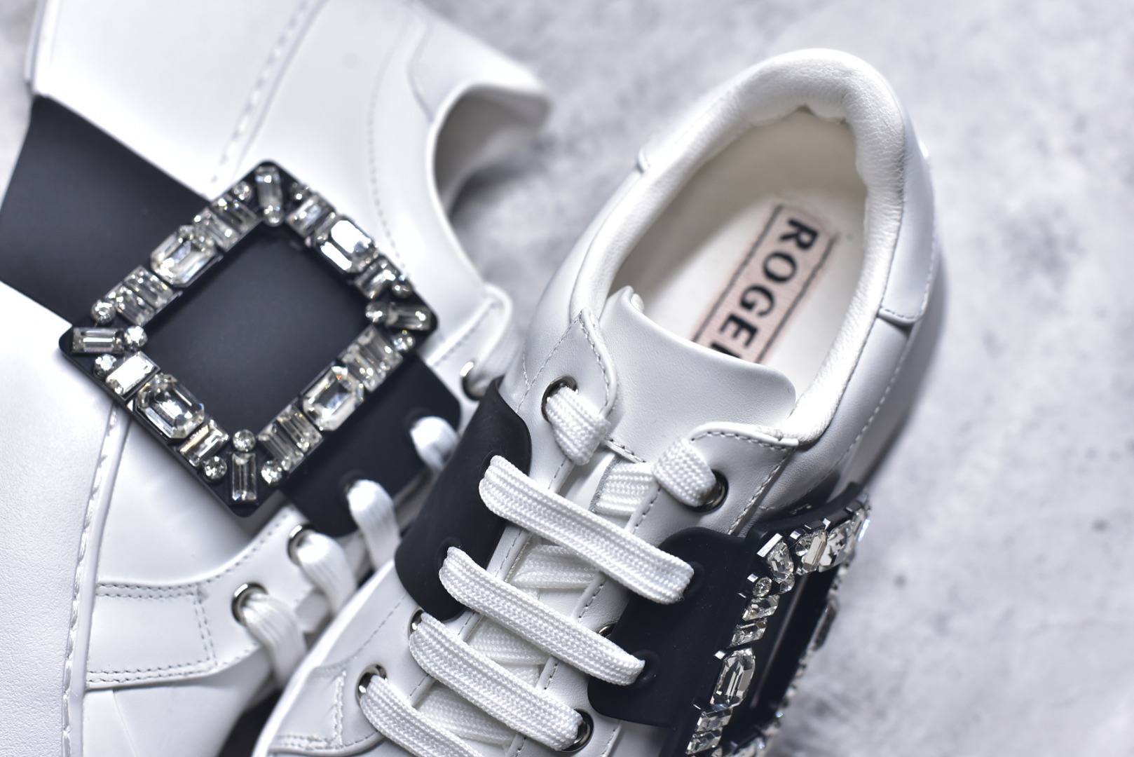 图片[9]-#Roger Vivier罗杰维维亚 Viv\’ Skate Strass 牛皮 钻扣运动 低帮 时尚板鞋 女款 尺码 35 36 37 38 39 40-选品中心