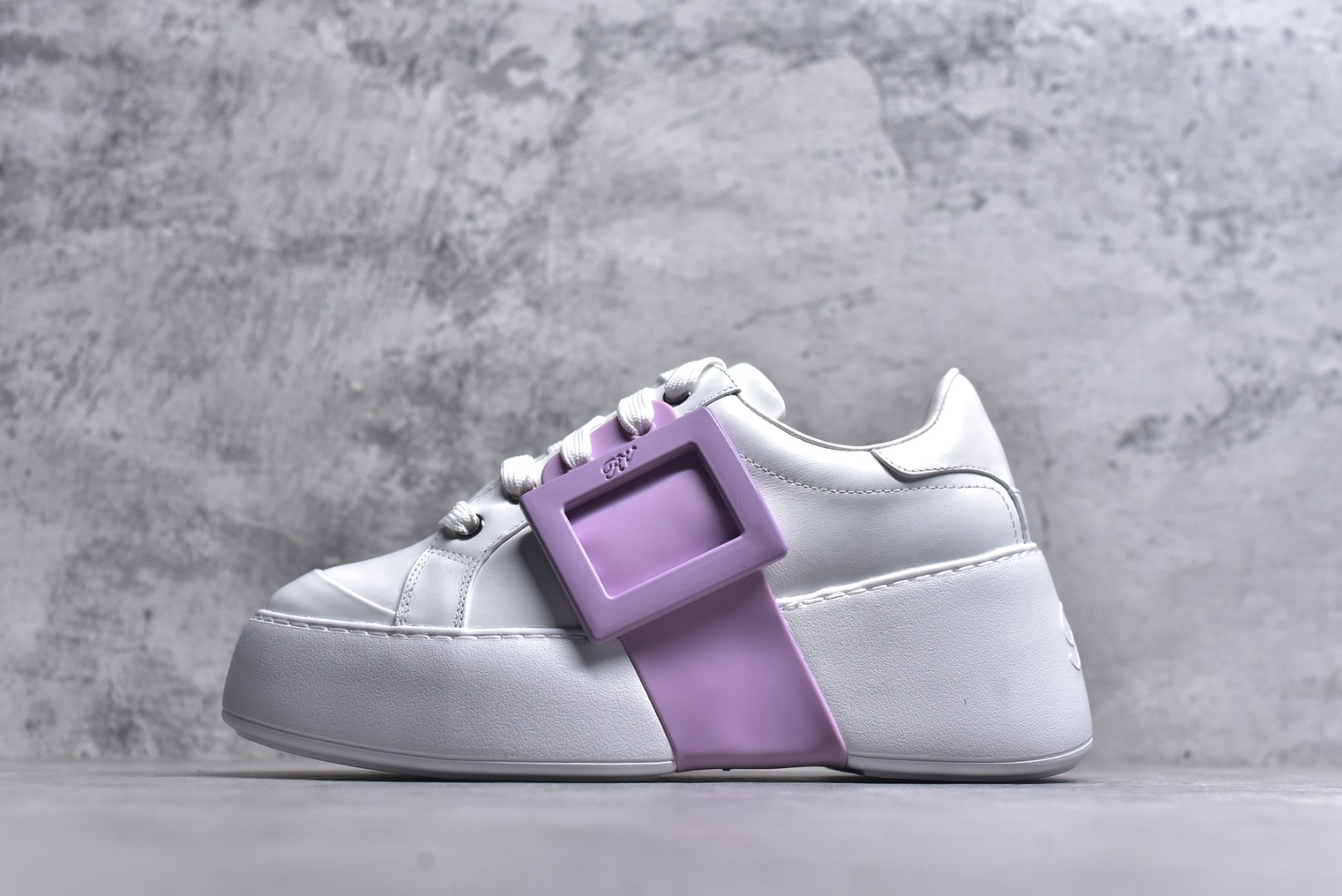 #Roger Vivier罗杰维维亚 Viv\' Skate Strass 牛皮 钻扣运动 低帮 时尚板鞋 女款 尺码 35 36 37 38 39 40-选品中心