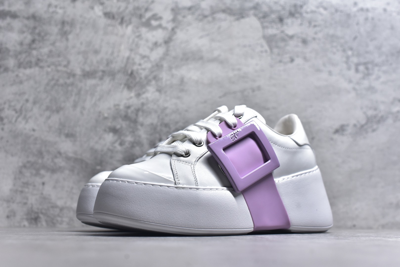 图片[2]-#Roger Vivier罗杰维维亚 Viv\’ Skate Strass 牛皮 钻扣运动 低帮 时尚板鞋 女款 尺码 35 36 37 38 39 40-选品中心