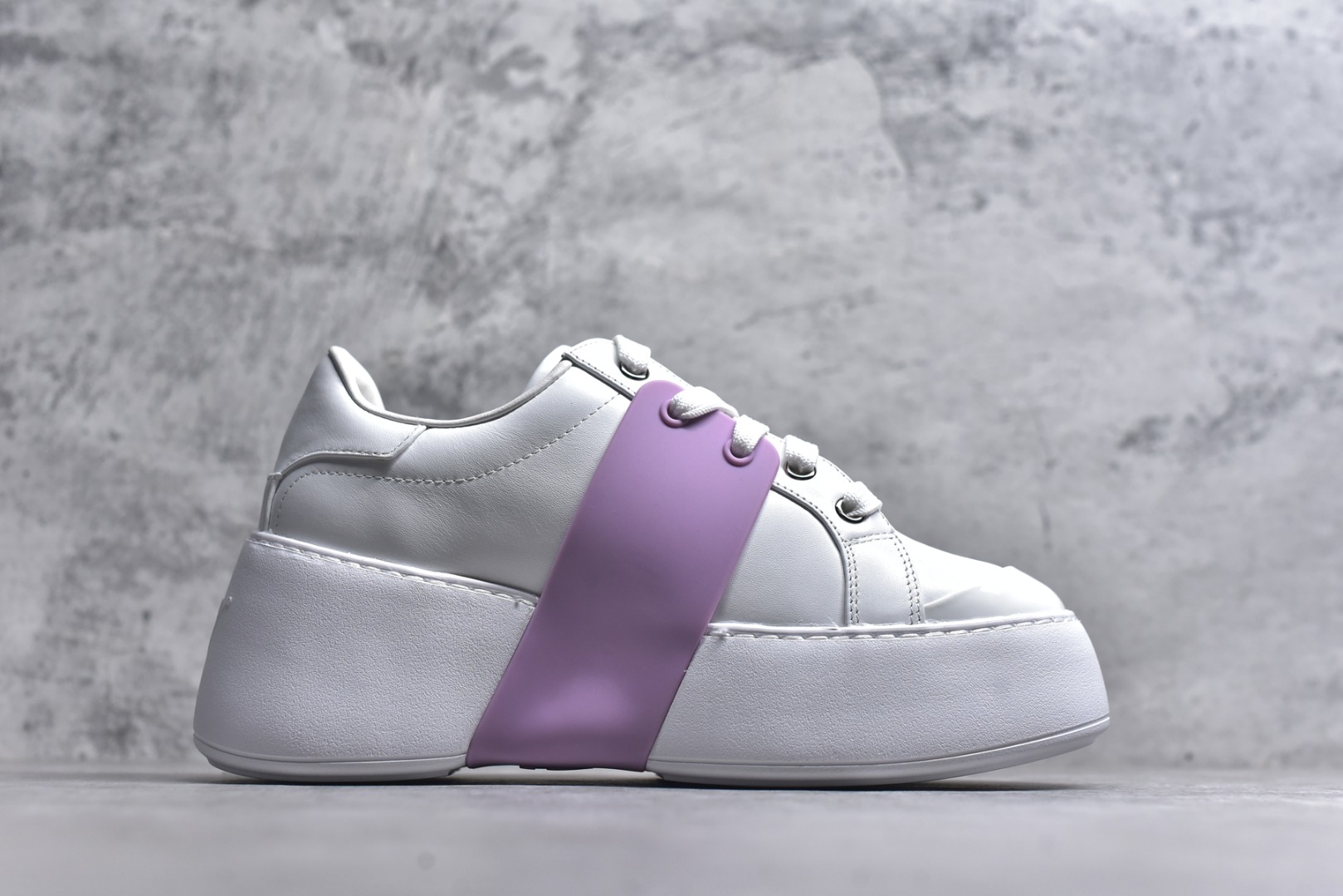 图片[3]-#Roger Vivier罗杰维维亚 Viv\’ Skate Strass 牛皮 钻扣运动 低帮 时尚板鞋 女款 尺码 35 36 37 38 39 40-选品中心