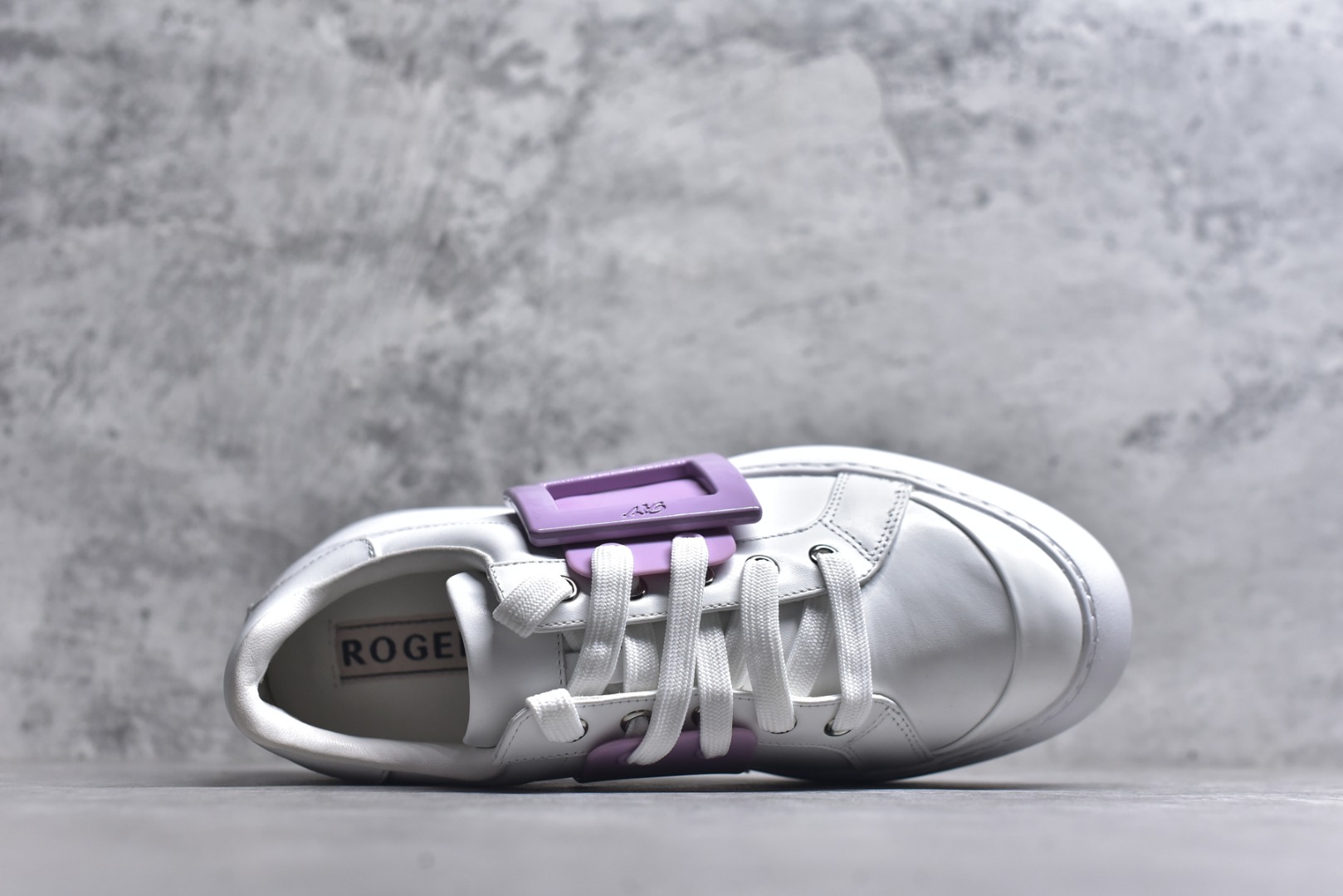 图片[4]-#Roger Vivier罗杰维维亚 Viv\’ Skate Strass 牛皮 钻扣运动 低帮 时尚板鞋 女款 尺码 35 36 37 38 39 40-选品中心