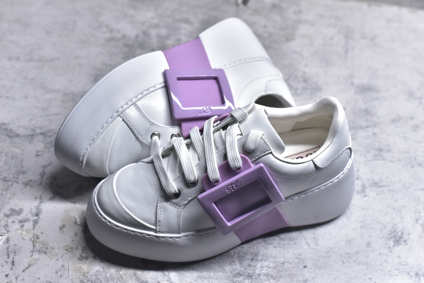 图片[7]-#Roger Vivier罗杰维维亚 Viv\’ Skate Strass 牛皮 钻扣运动 低帮 时尚板鞋 女款 尺码 35 36 37 38 39 40-选品中心