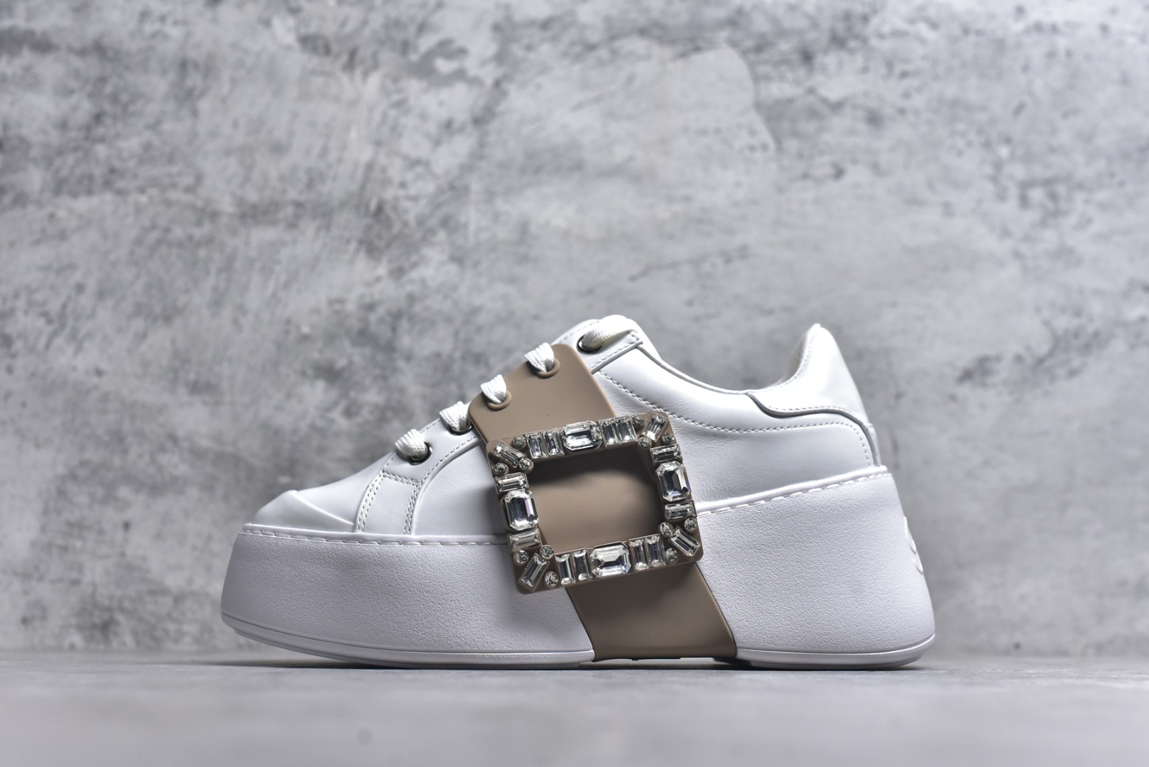 #Roger Vivier罗杰维维亚 Viv\' Skate Strass 牛皮 钻扣运动 低帮 时尚板鞋 女款 尺码 35 36 37 38 39 40-选品中心