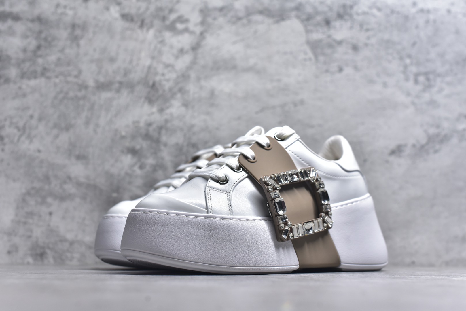 图片[2]-#Roger Vivier罗杰维维亚 Viv\’ Skate Strass 牛皮 钻扣运动 低帮 时尚板鞋 女款 尺码 35 36 37 38 39 40-选品中心