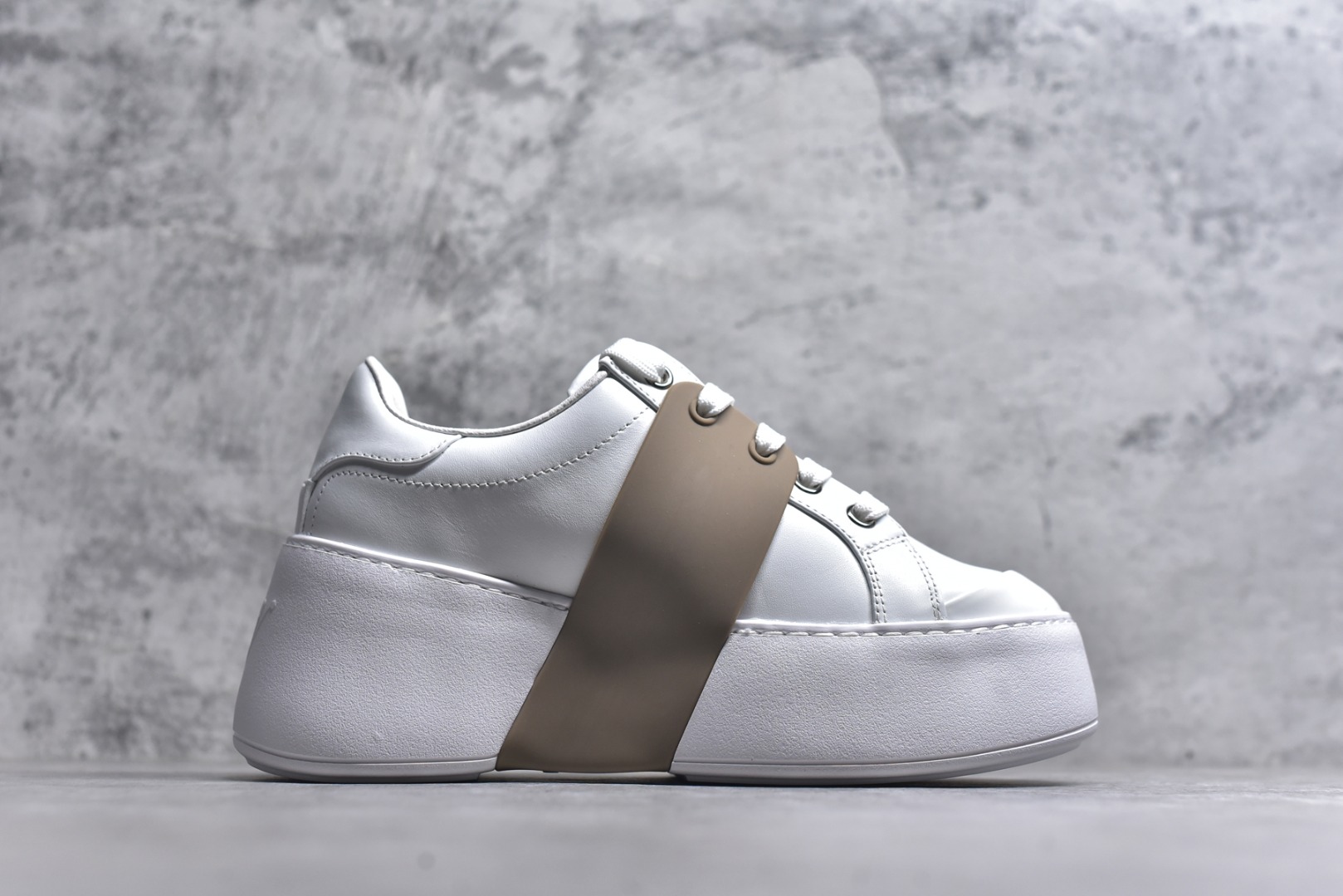 图片[3]-#Roger Vivier罗杰维维亚 Viv\’ Skate Strass 牛皮 钻扣运动 低帮 时尚板鞋 女款 尺码 35 36 37 38 39 40-选品中心