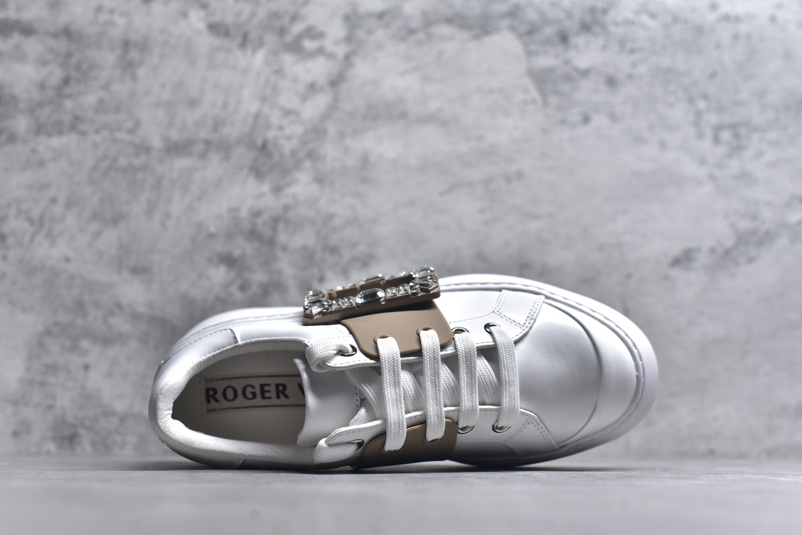 图片[4]-#Roger Vivier罗杰维维亚 Viv\’ Skate Strass 牛皮 钻扣运动 低帮 时尚板鞋 女款 尺码 35 36 37 38 39 40-选品中心