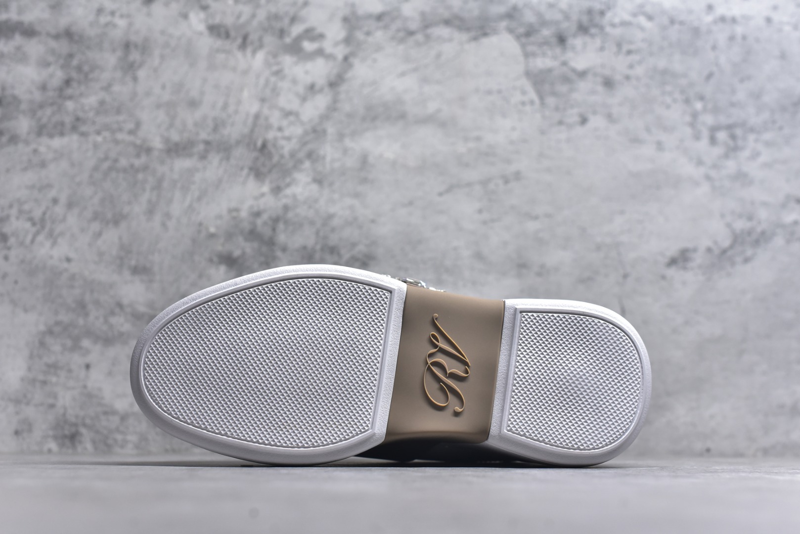 图片[6]-#Roger Vivier罗杰维维亚 Viv\’ Skate Strass 牛皮 钻扣运动 低帮 时尚板鞋 女款 尺码 35 36 37 38 39 40-选品中心