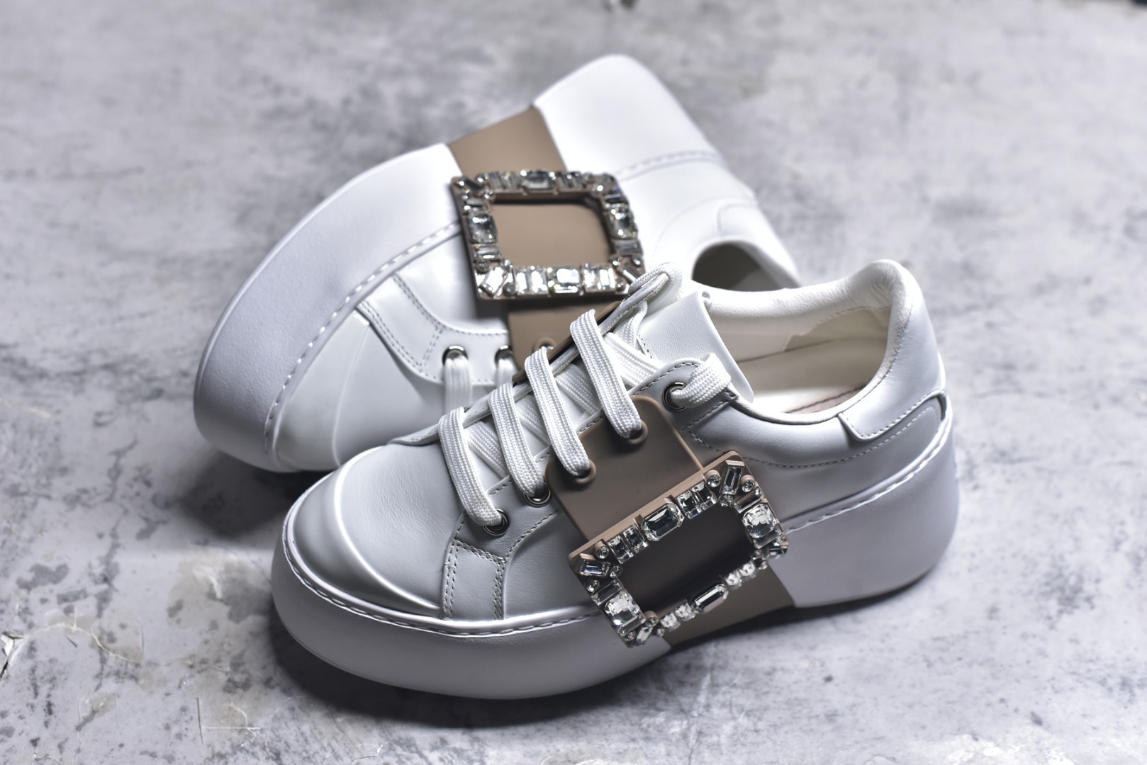 图片[7]-#Roger Vivier罗杰维维亚 Viv\’ Skate Strass 牛皮 钻扣运动 低帮 时尚板鞋 女款 尺码 35 36 37 38 39 40-选品中心