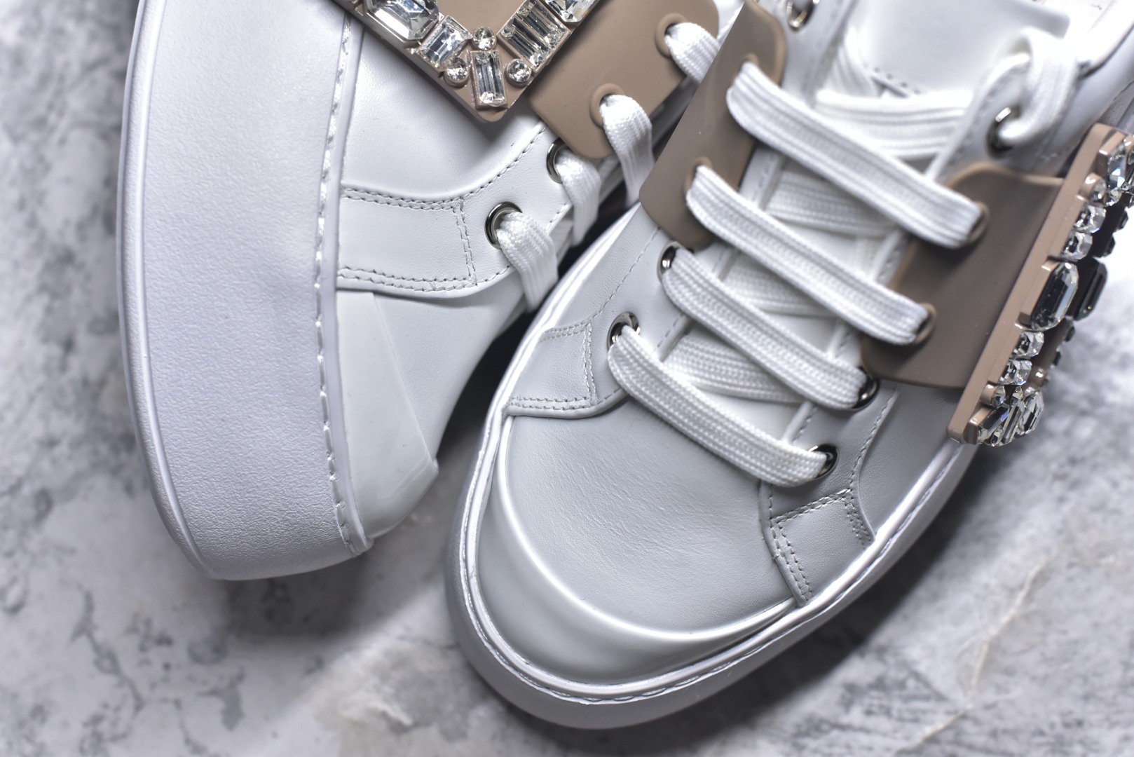 图片[8]-#Roger Vivier罗杰维维亚 Viv\’ Skate Strass 牛皮 钻扣运动 低帮 时尚板鞋 女款 尺码 35 36 37 38 39 40-选品中心