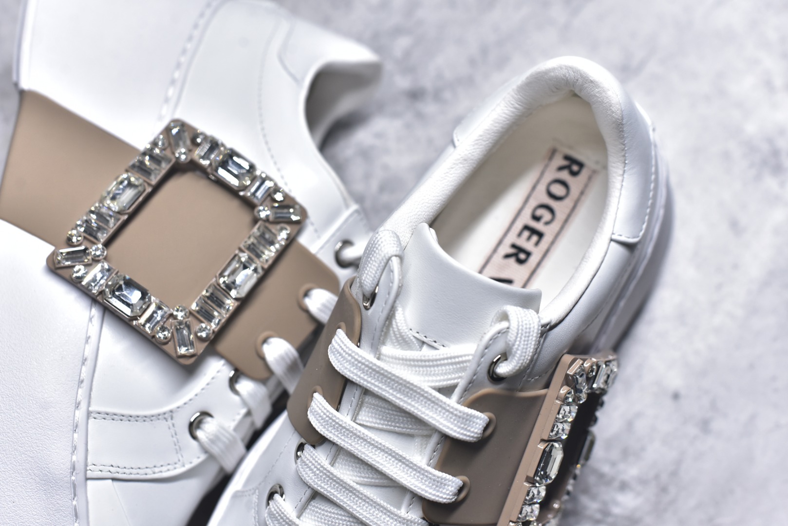 图片[9]-#Roger Vivier罗杰维维亚 Viv\’ Skate Strass 牛皮 钻扣运动 低帮 时尚板鞋 女款 尺码 35 36 37 38 39 40-选品中心